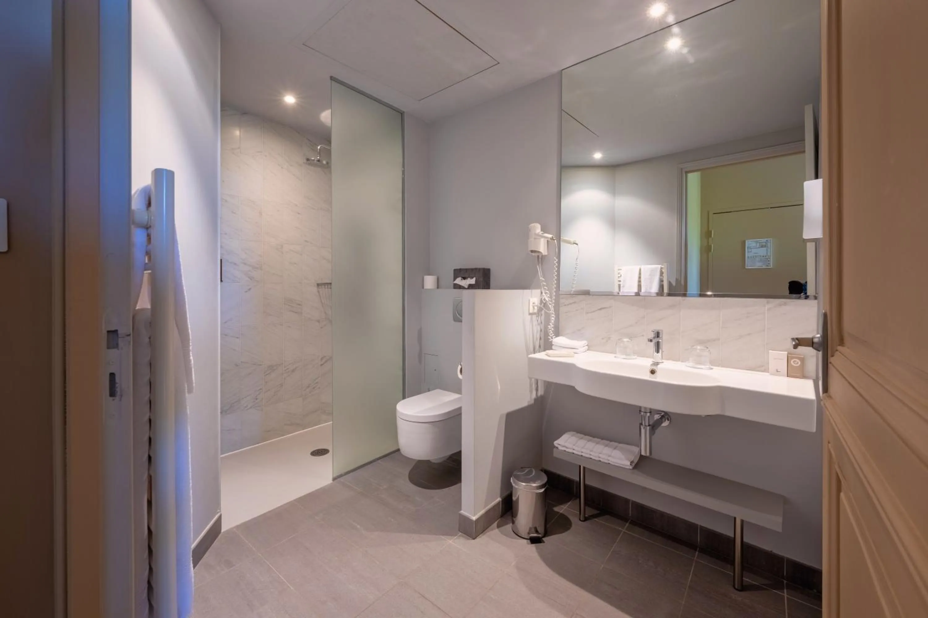 Toilet in Hotel Ligaro - Jarnac