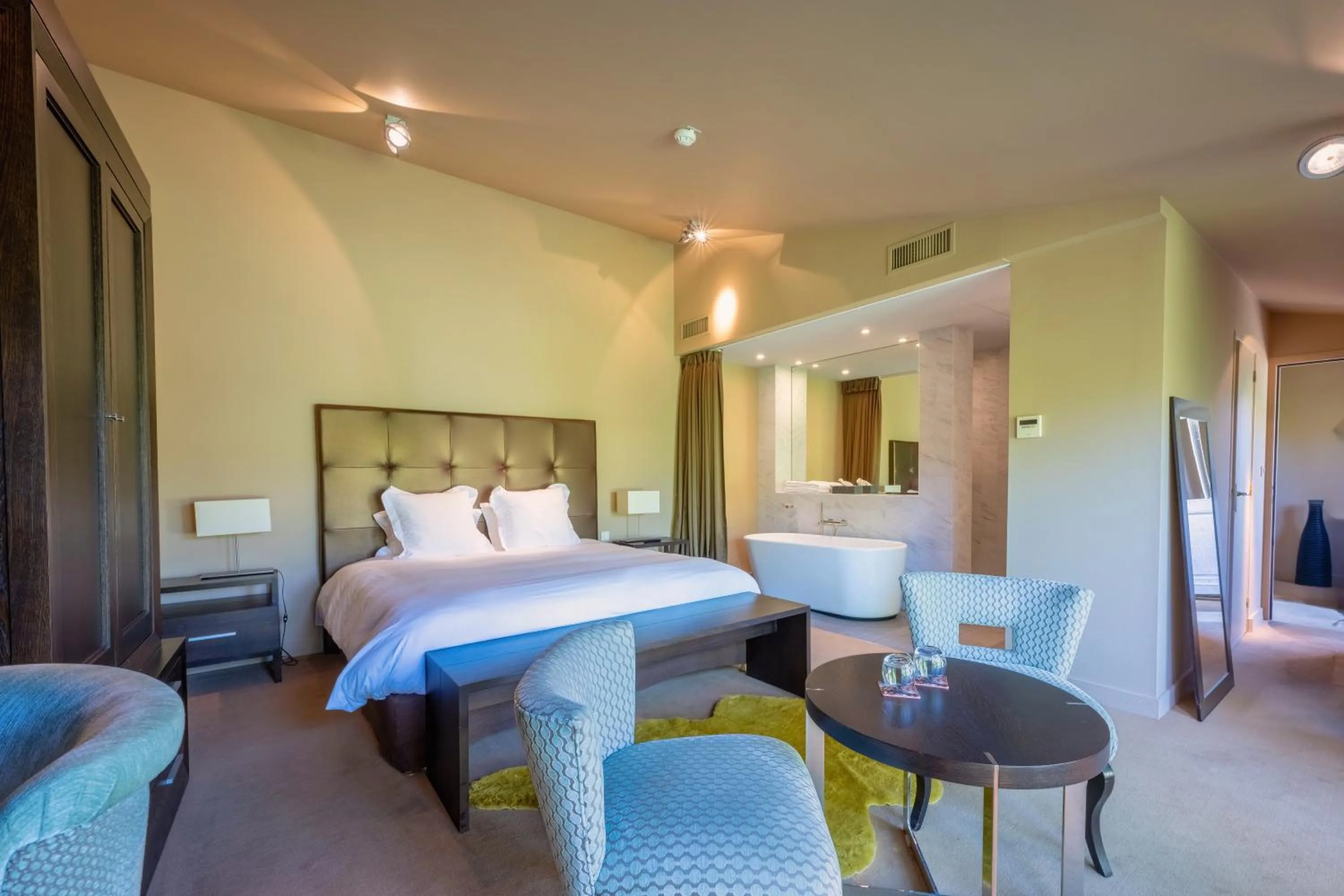 Bedroom, Bed in Hotel Ligaro - Jarnac