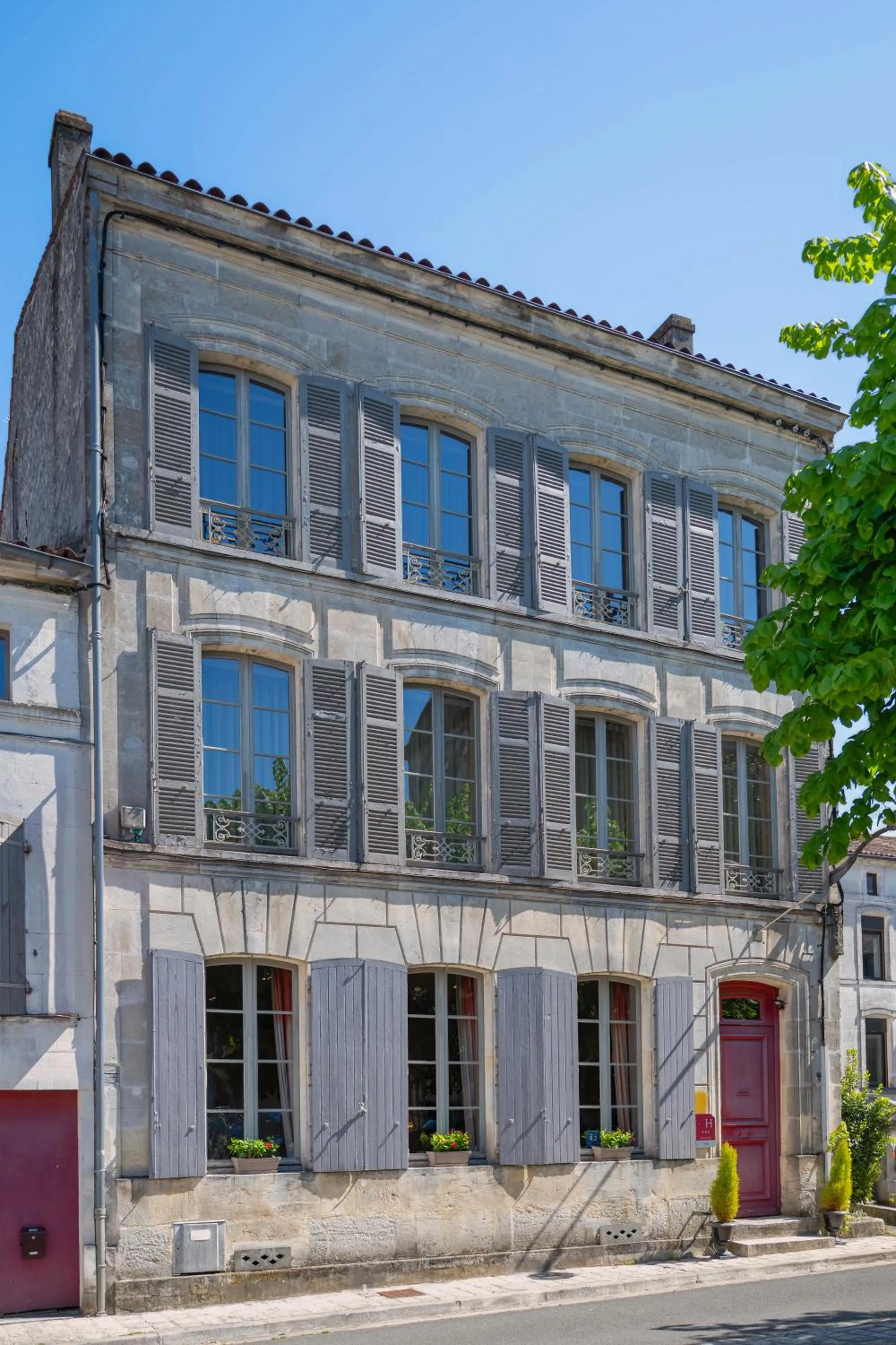 Property building in Hotel Ligaro - Jarnac