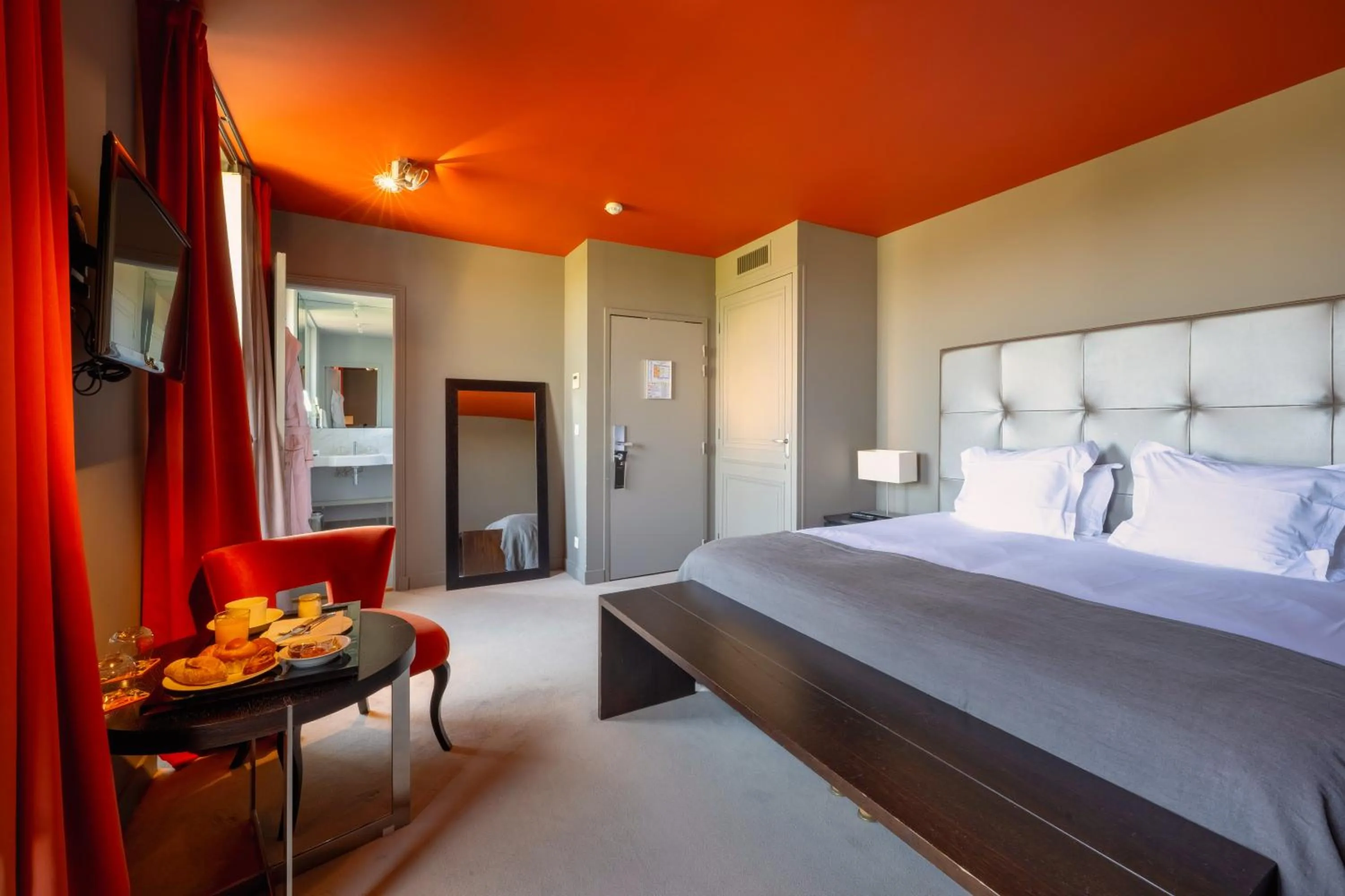 Bedroom, Bed in Hotel Ligaro - Jarnac