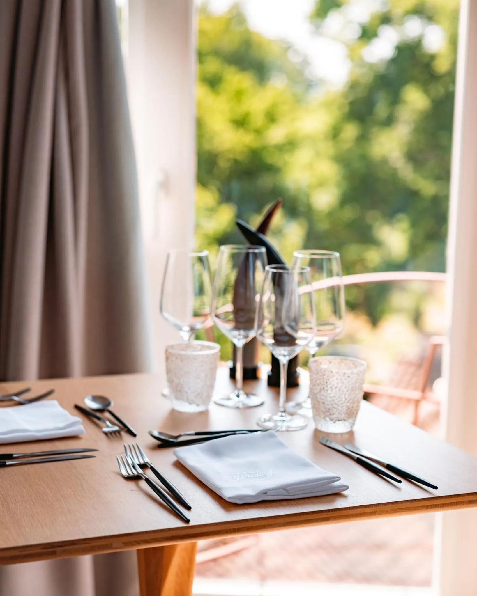 Restaurant/places to eat in Ne5t Hotel & Spa