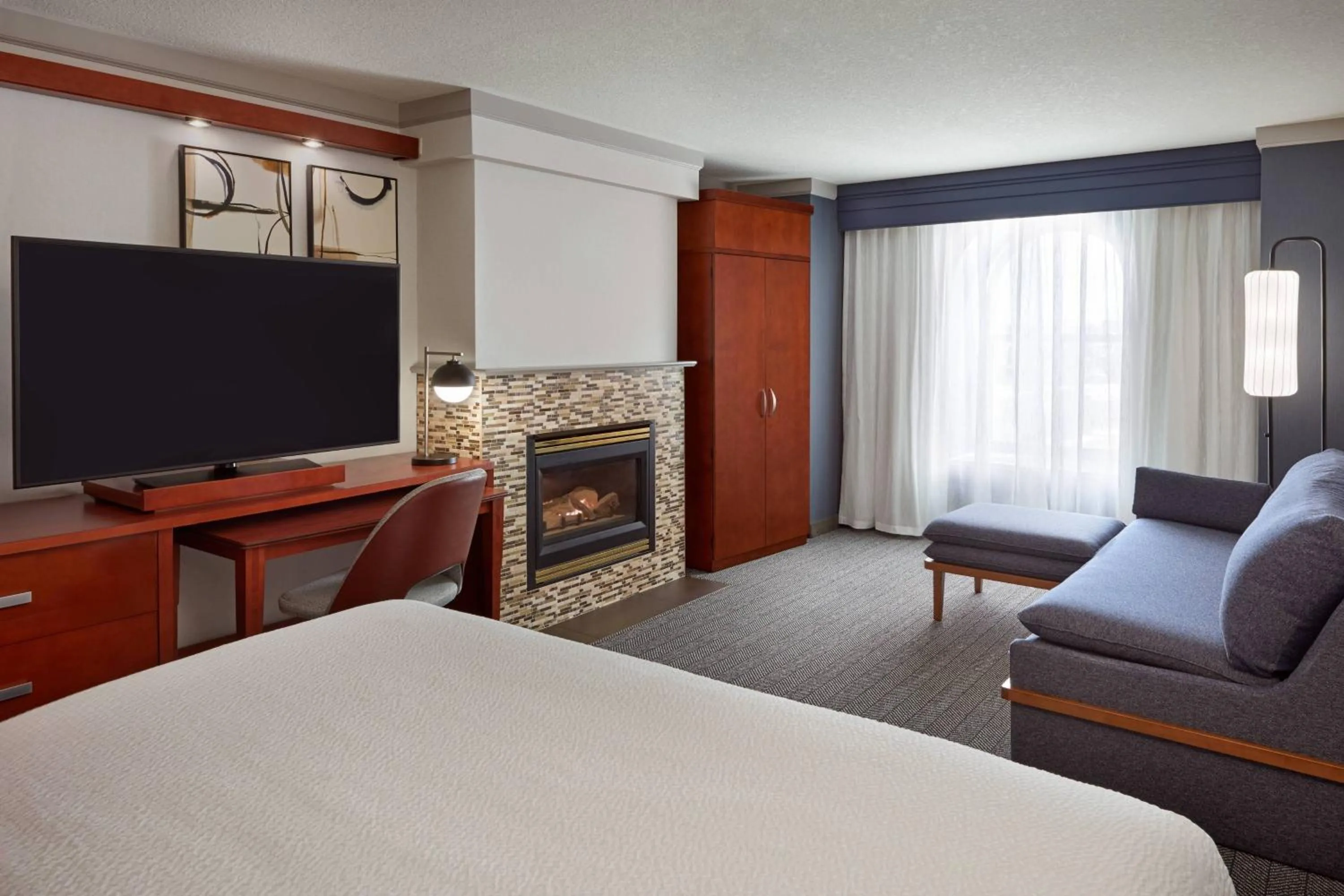 Photo of the whole room, Bed in Courtyard by Marriott Waterloo St. Jacobs