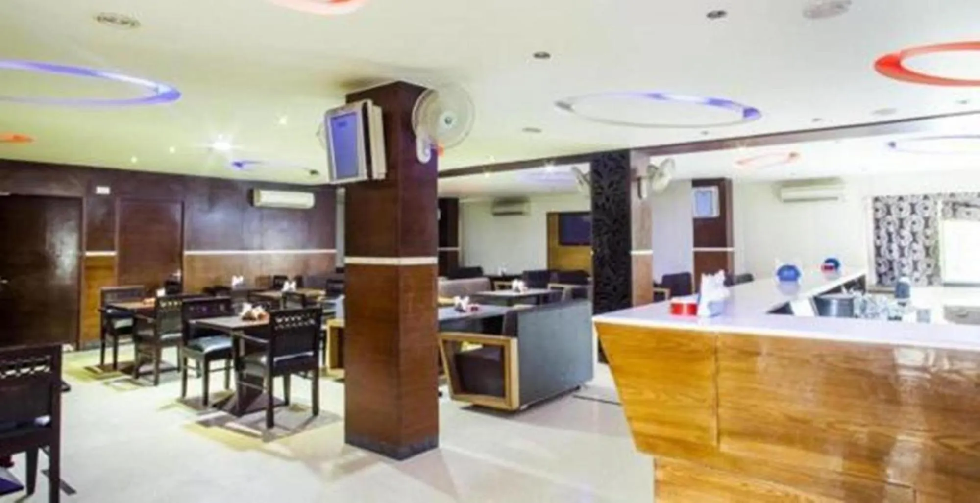 Restaurant/Places to Eat in Hotel Simran Pride, Raipur
