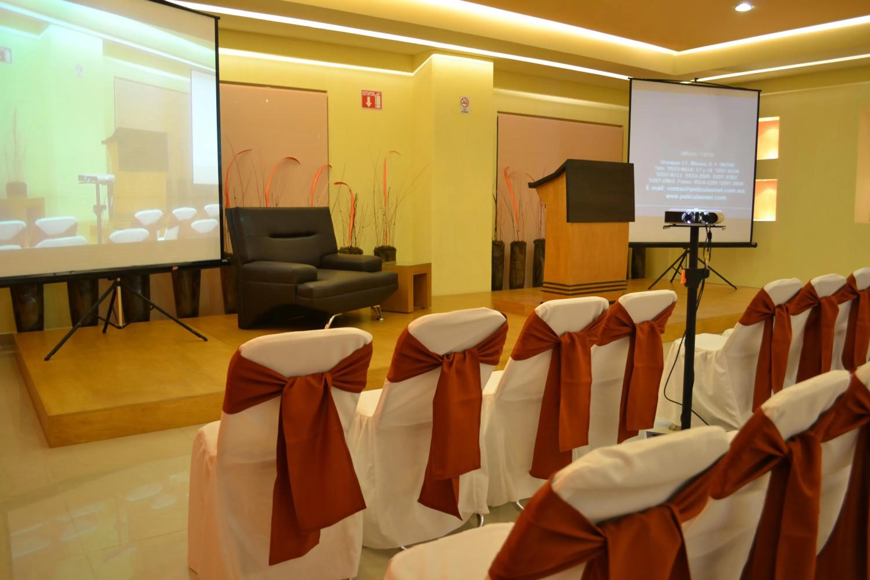 Business facilities in Hostalia Hotel Expo & Business Class