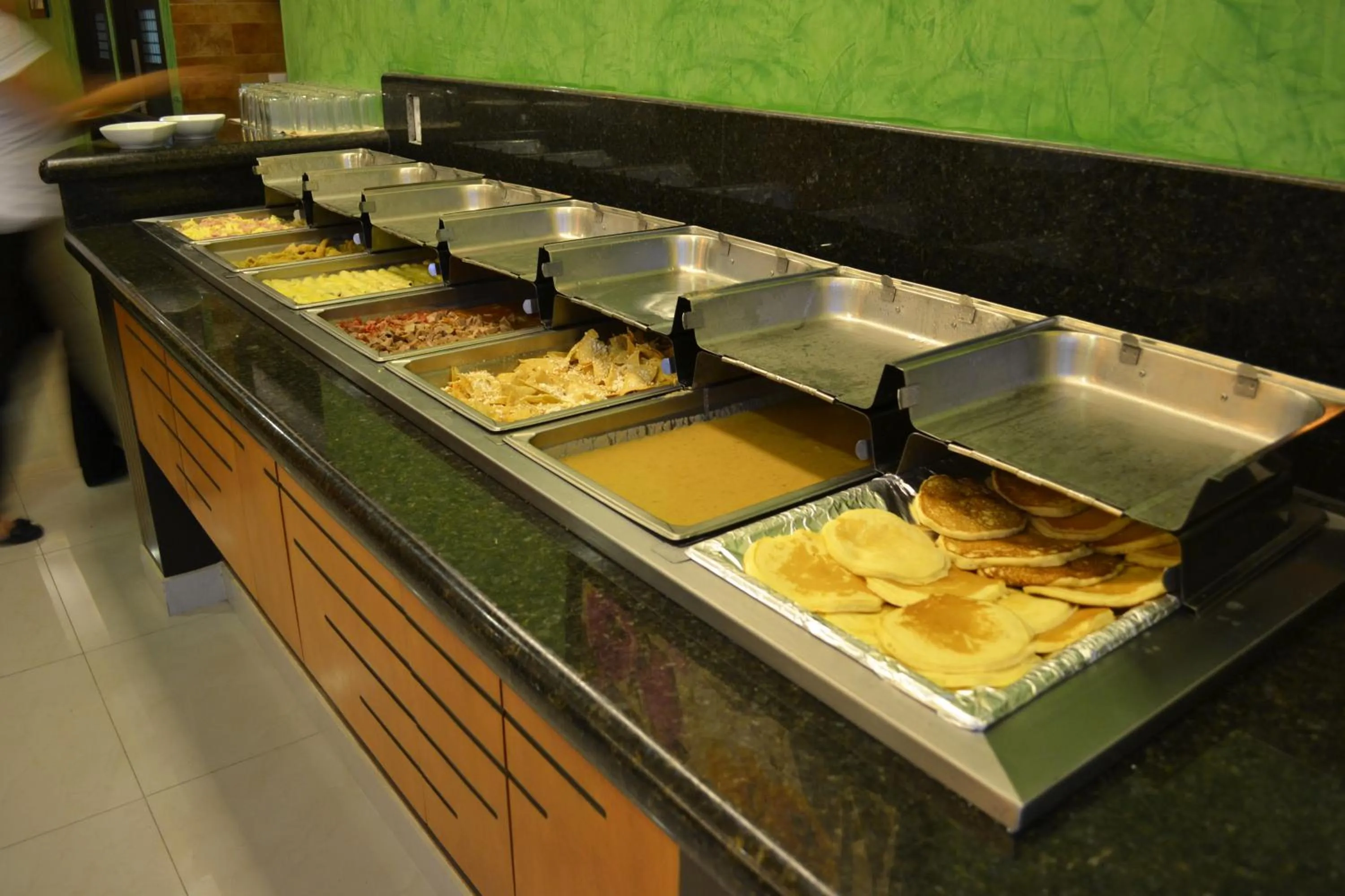 Restaurant/places to eat in Hostalia Hotel Expo & Business Class