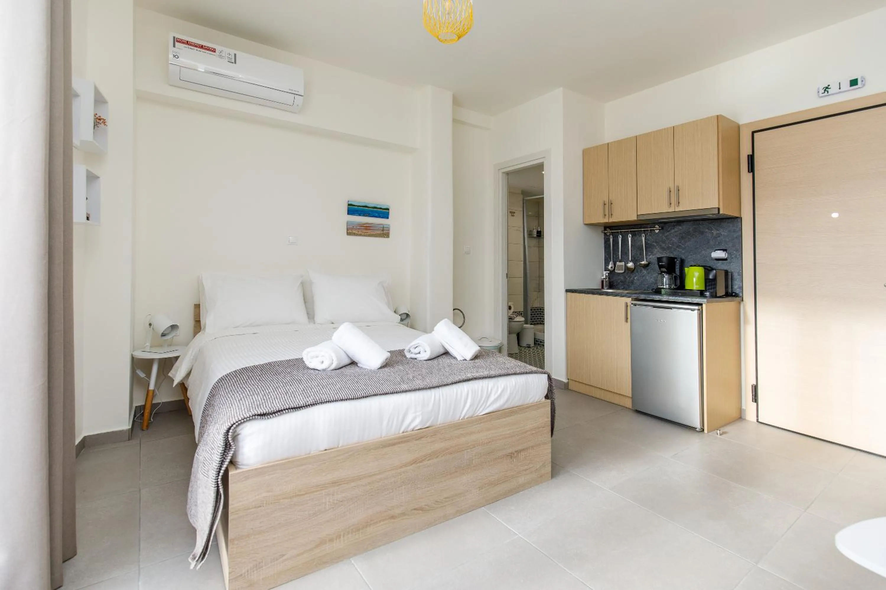 Photo of the whole room, Bed in Central Stay Athens