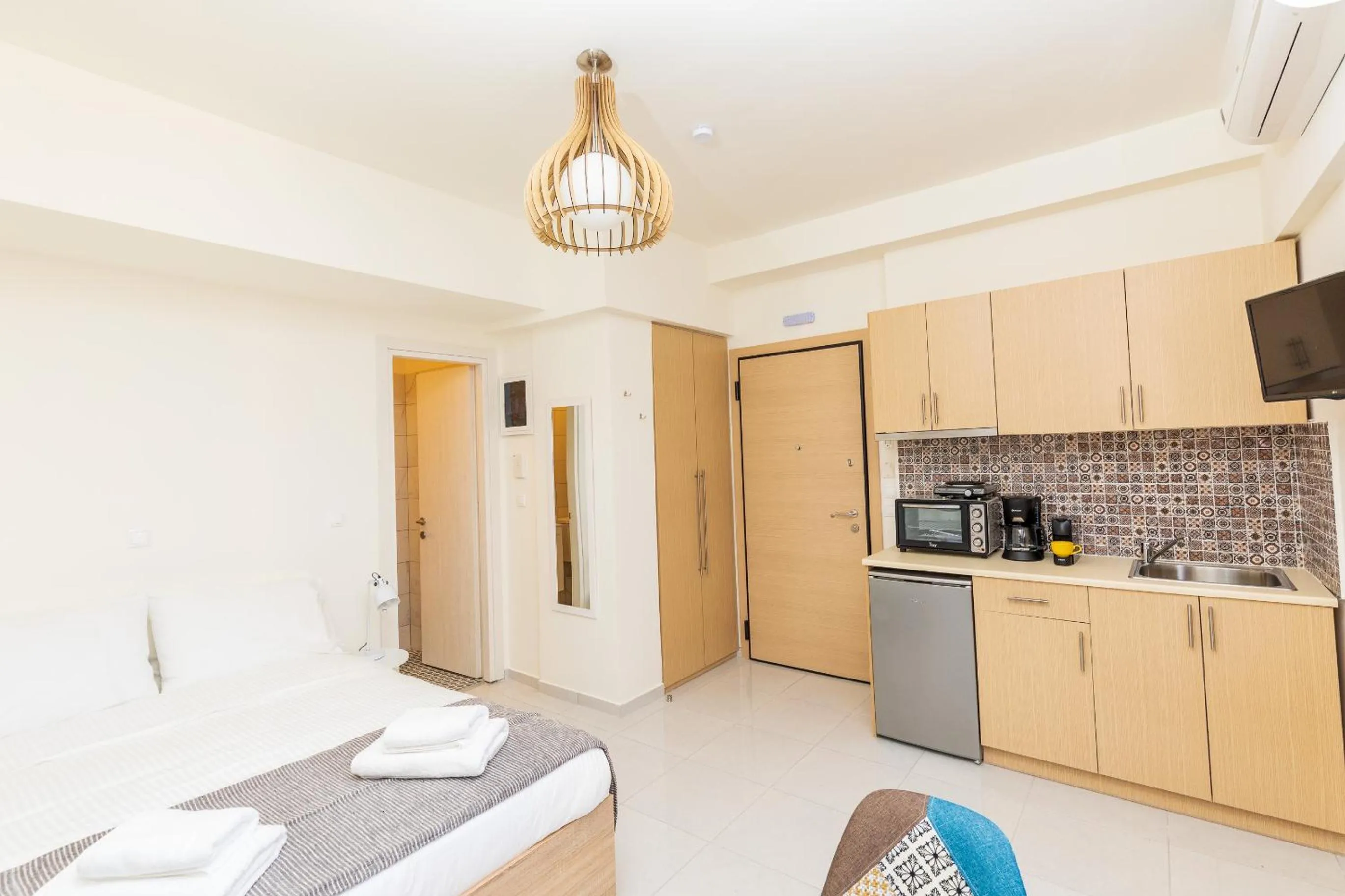 Photo of the whole room, Bed in Central Stay Athens