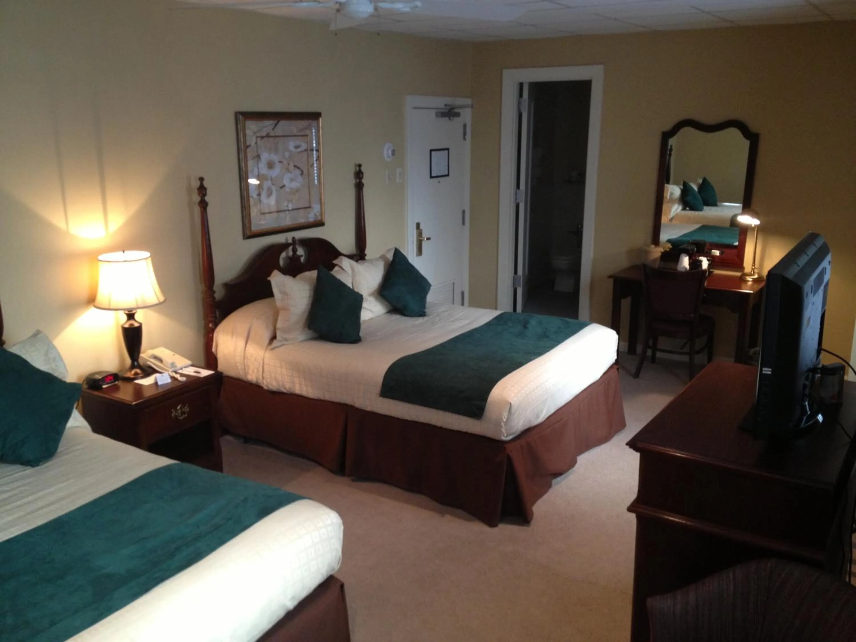 Photo of the whole room, Bed in Missouri Athletic Club
