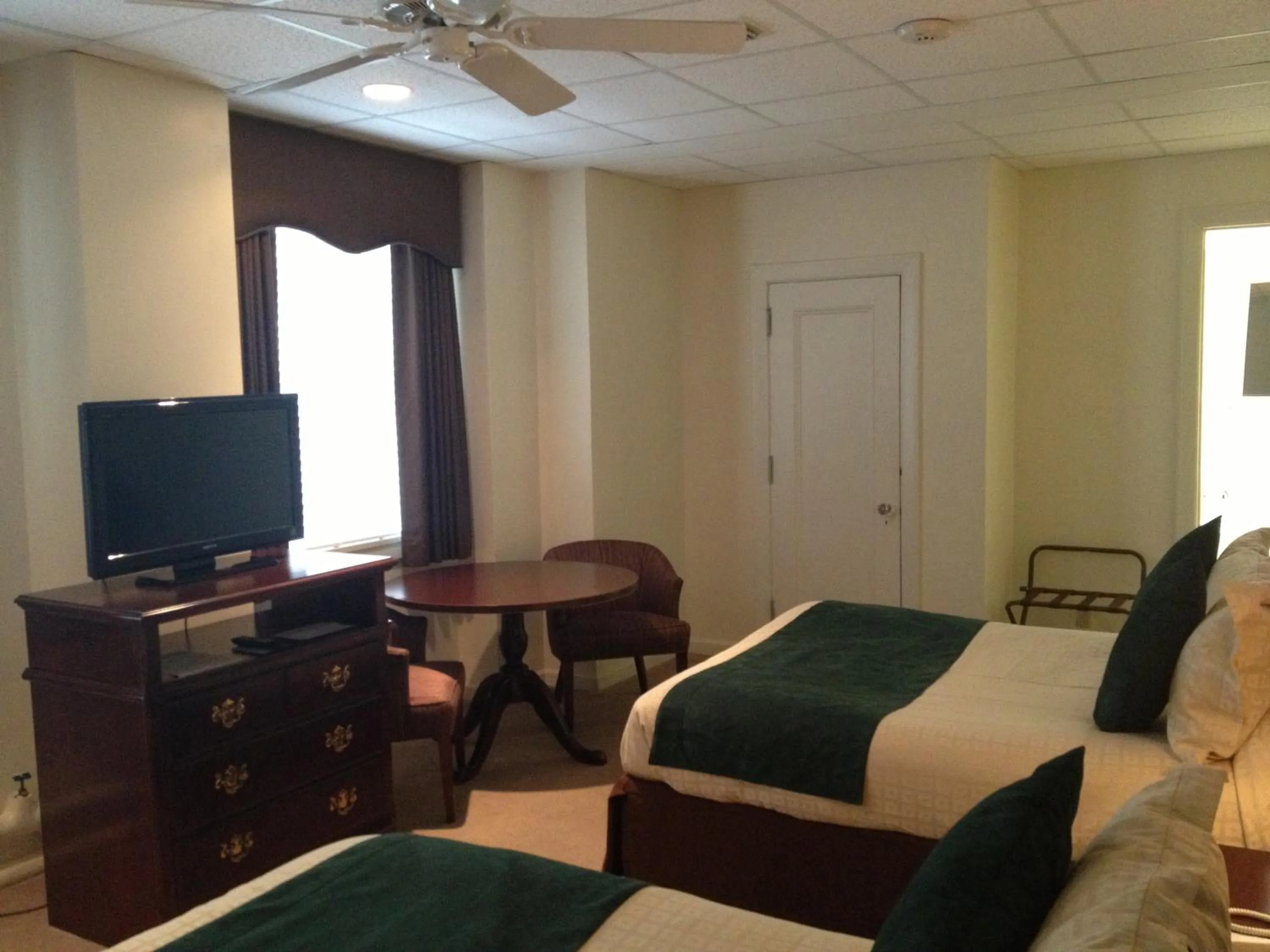 Photo of the whole room, Bed in Missouri Athletic Club