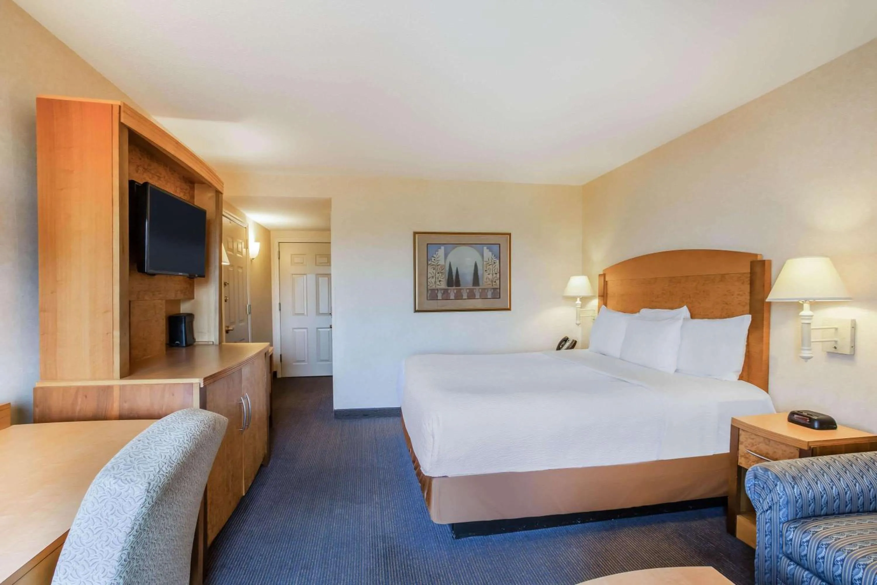 Photo of the whole room, Bed in La Quinta by Wyndham Islip - MacArthur Airport