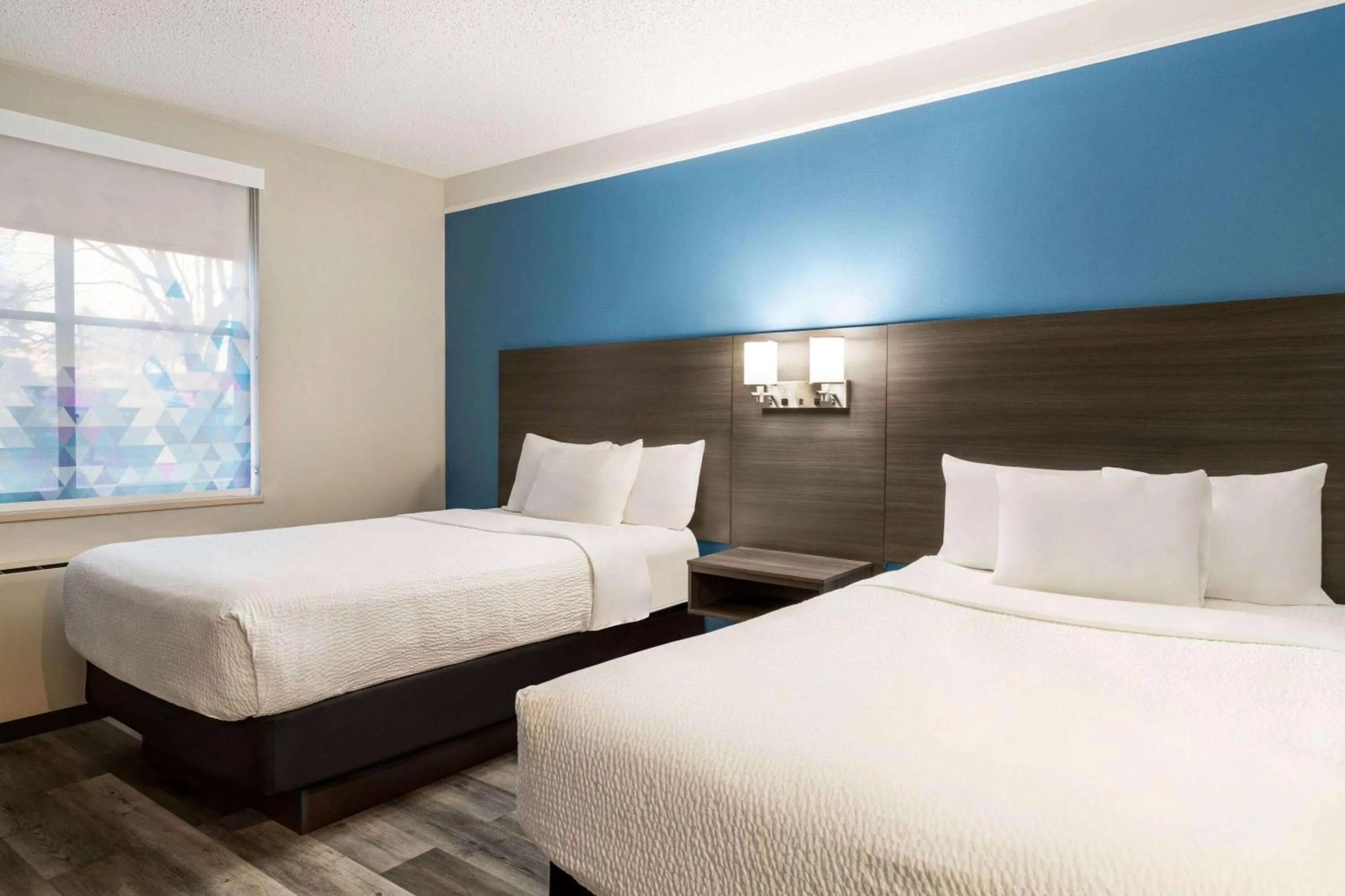 Photo of the whole room, Bed in La Quinta by Wyndham Madison American Center