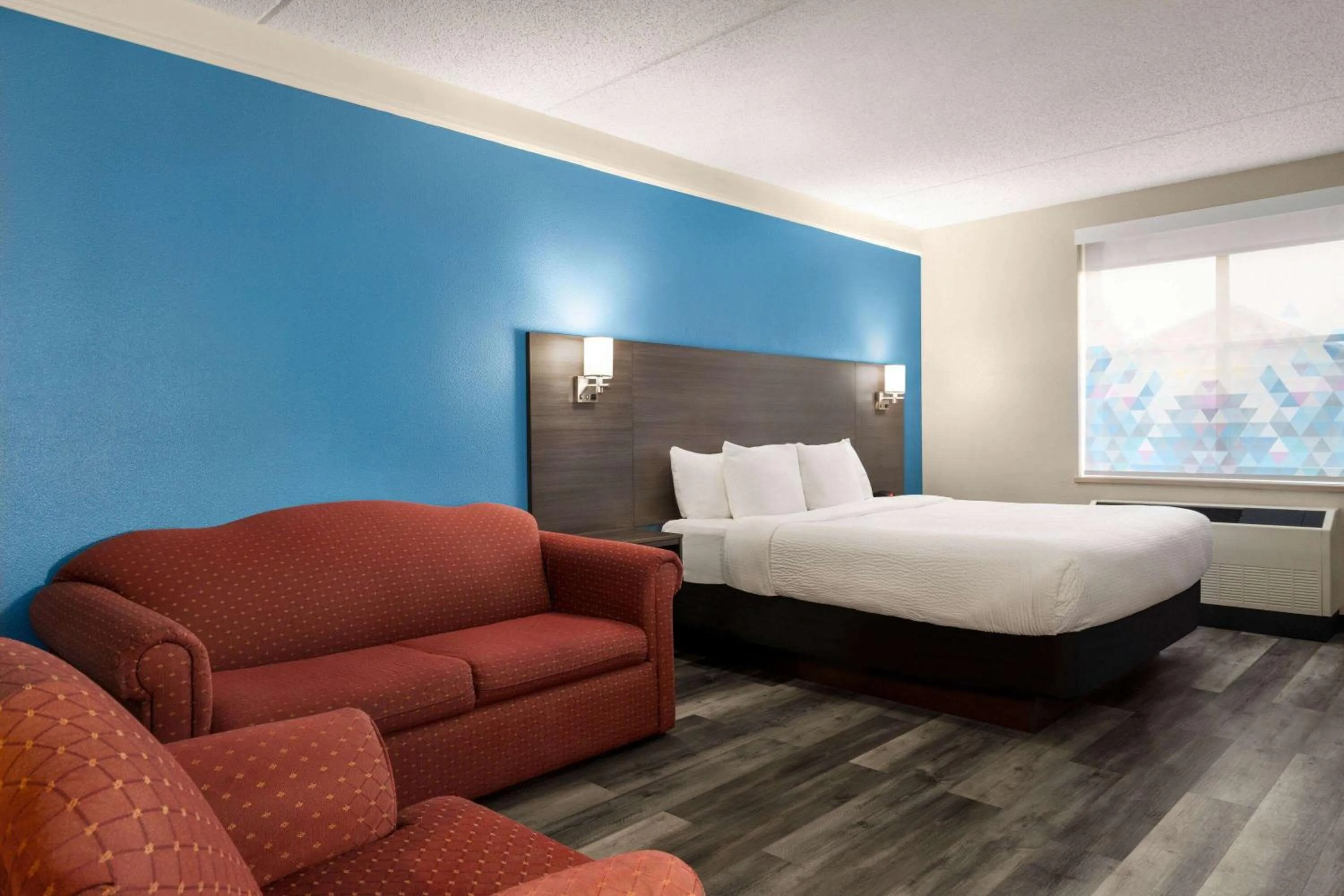 Photo of the whole room, Bed in La Quinta by Wyndham Madison American Center