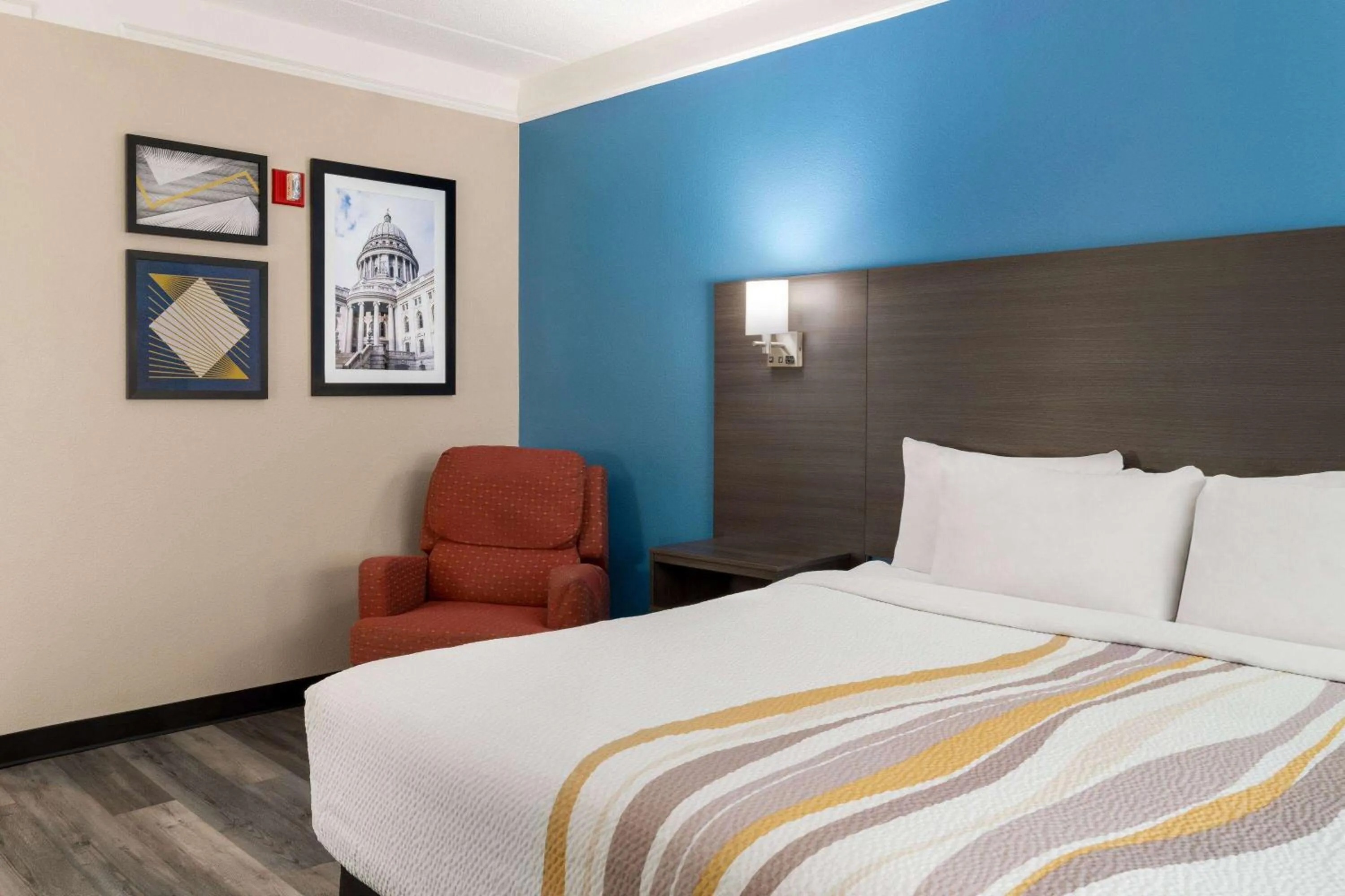 Photo of the whole room, Bed in La Quinta by Wyndham Madison American Center