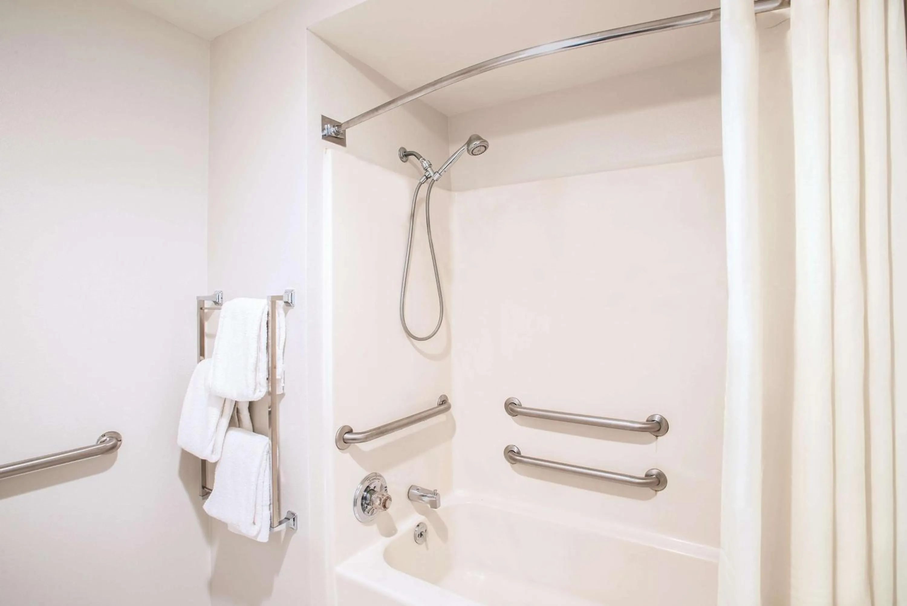 Photo of the whole room in La Quinta by Wyndham Phoenix Mesa West