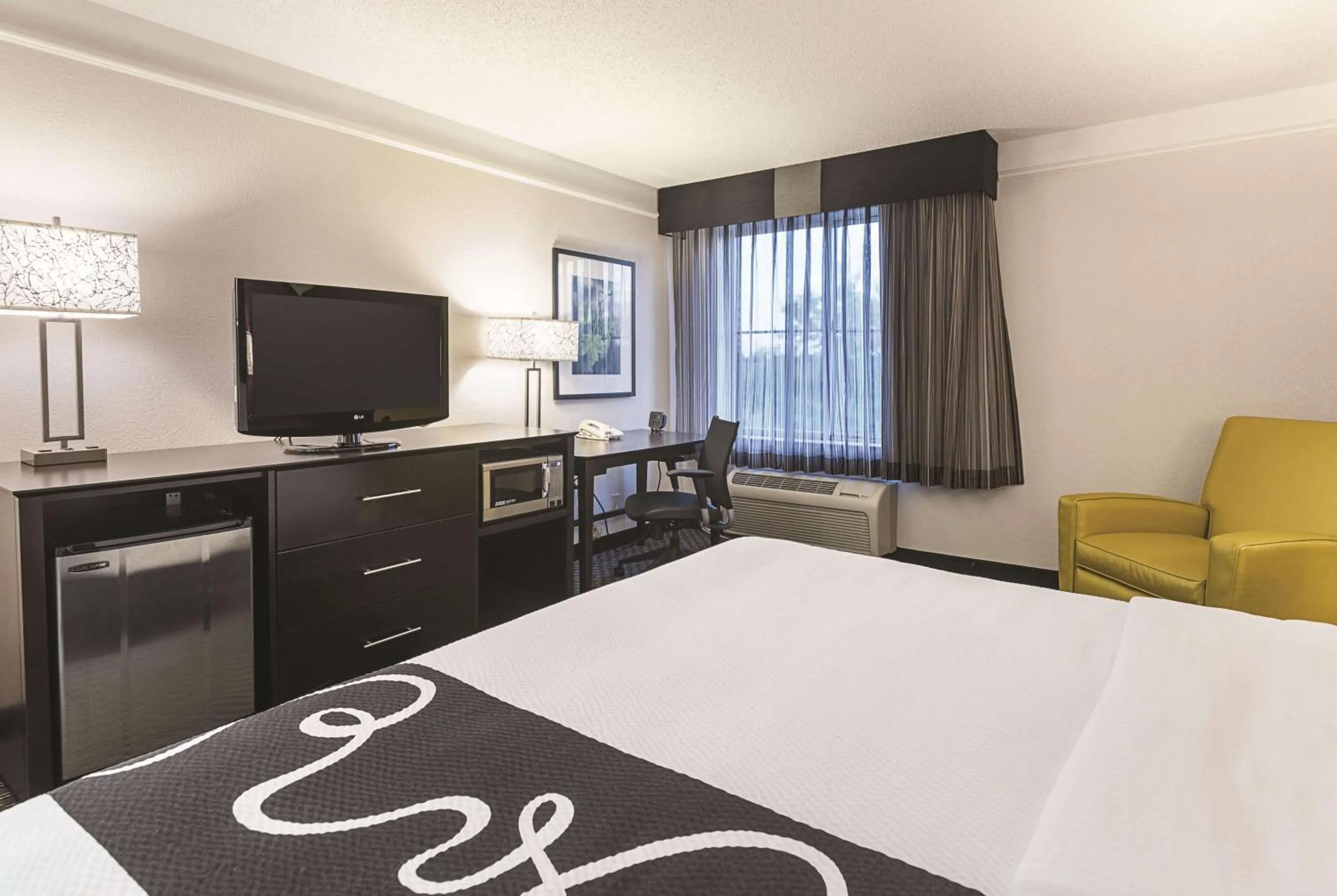 Photo of the whole room, Bed in La Quinta by Wyndham Phoenix Mesa West