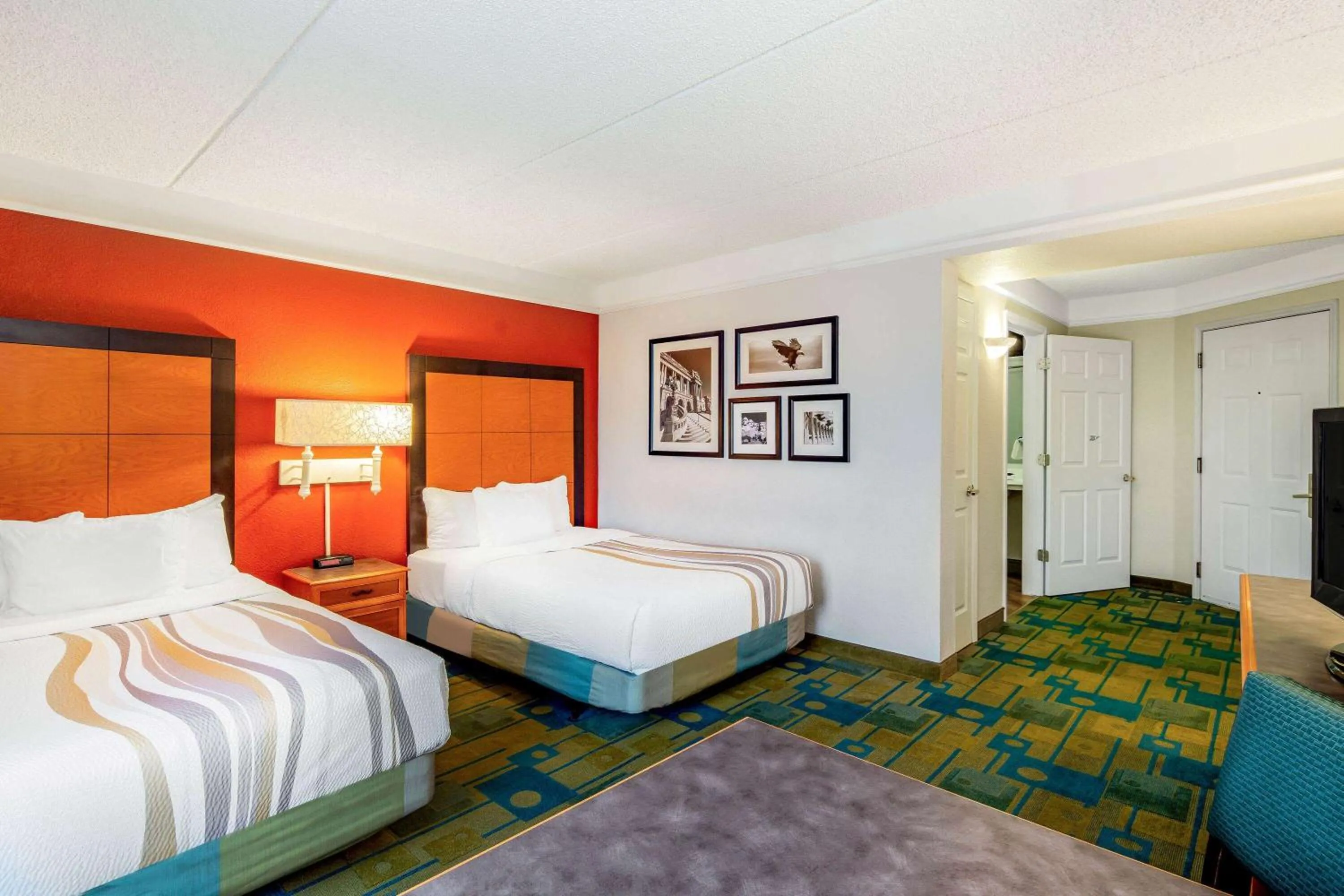Photo of the whole room, Bed in La Quinta by Wyndham Fremont / Silicon Valley