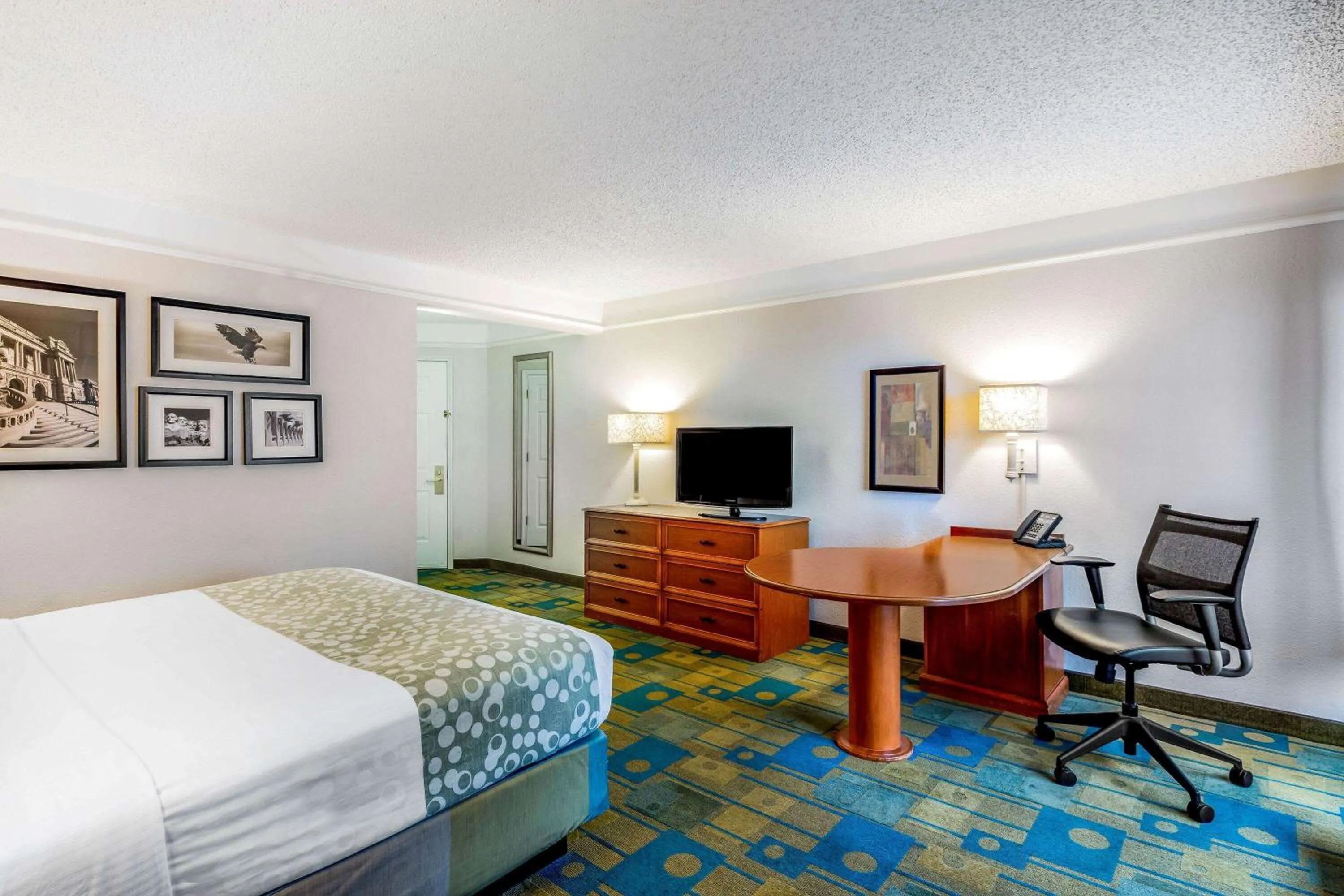 Photo of the whole room, Bed in La Quinta by Wyndham Fremont / Silicon Valley