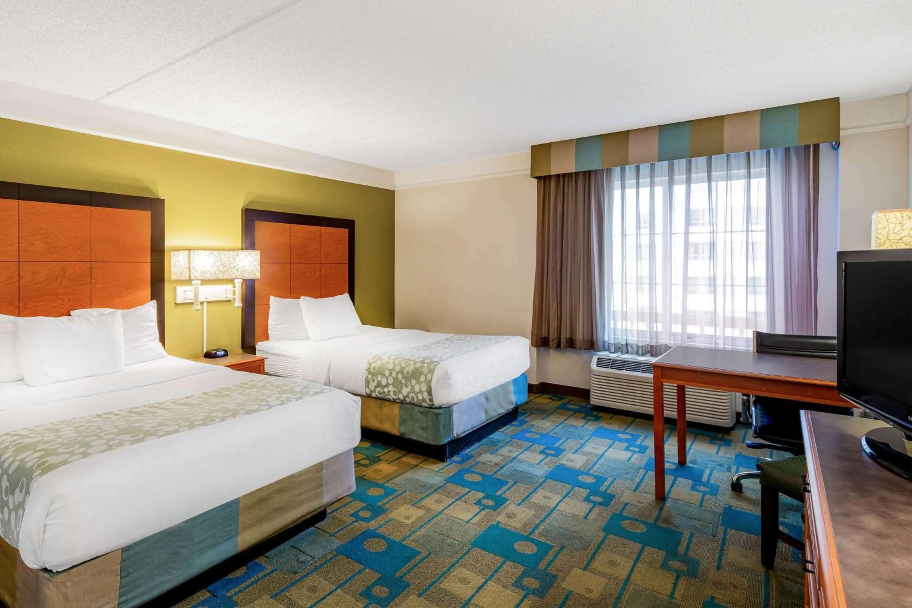 Photo of the whole room, Bed in La Quinta by Wyndham Fremont / Silicon Valley