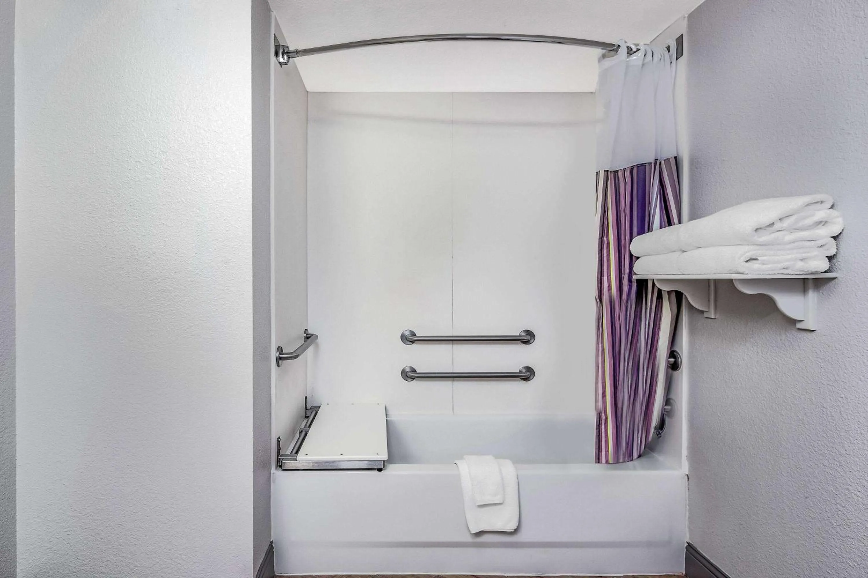 Bathroom, Bed in La Quinta by Wyndham Fremont / Silicon Valley