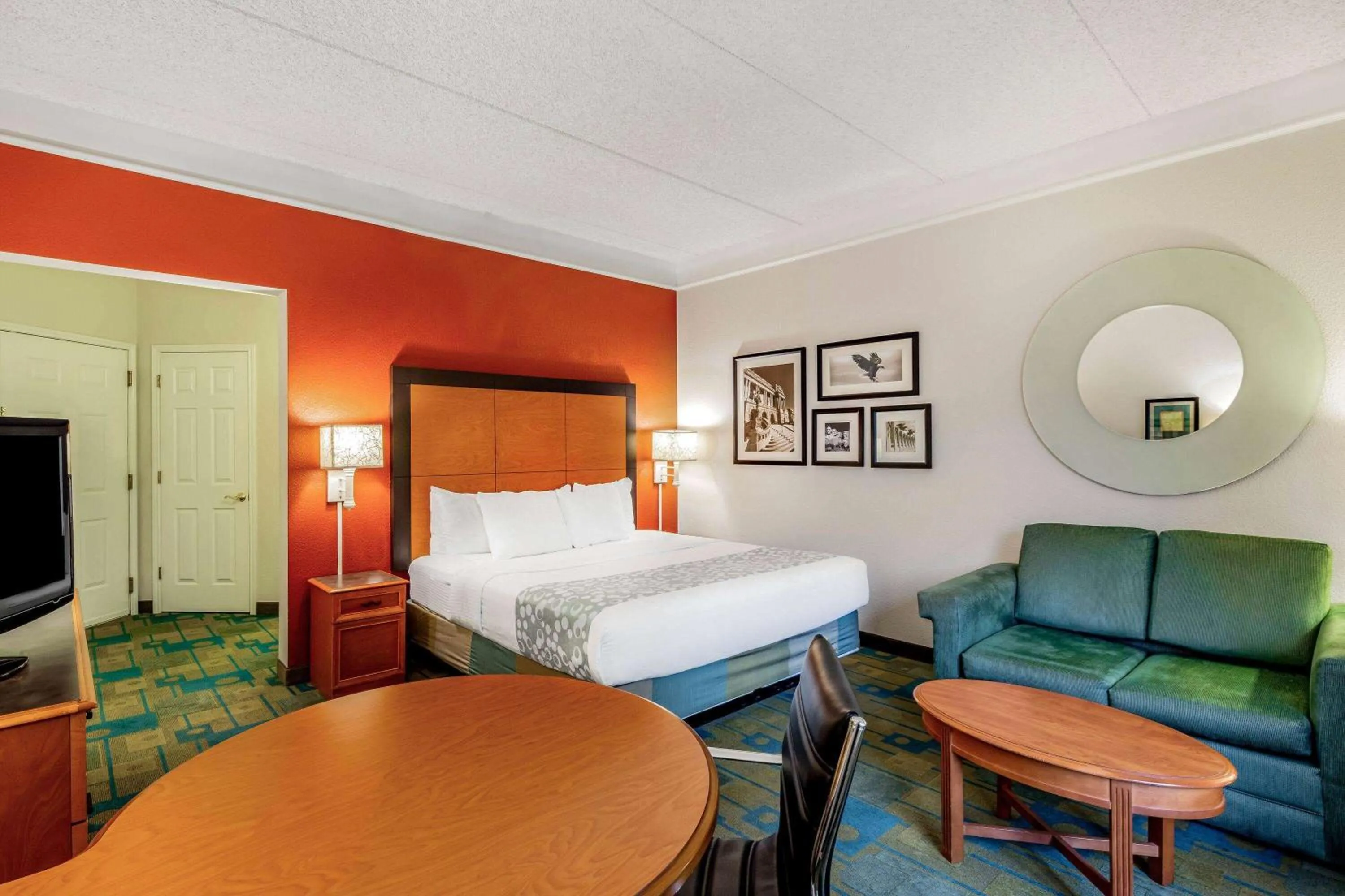 Photo of the whole room, Bed in La Quinta by Wyndham Fremont / Silicon Valley