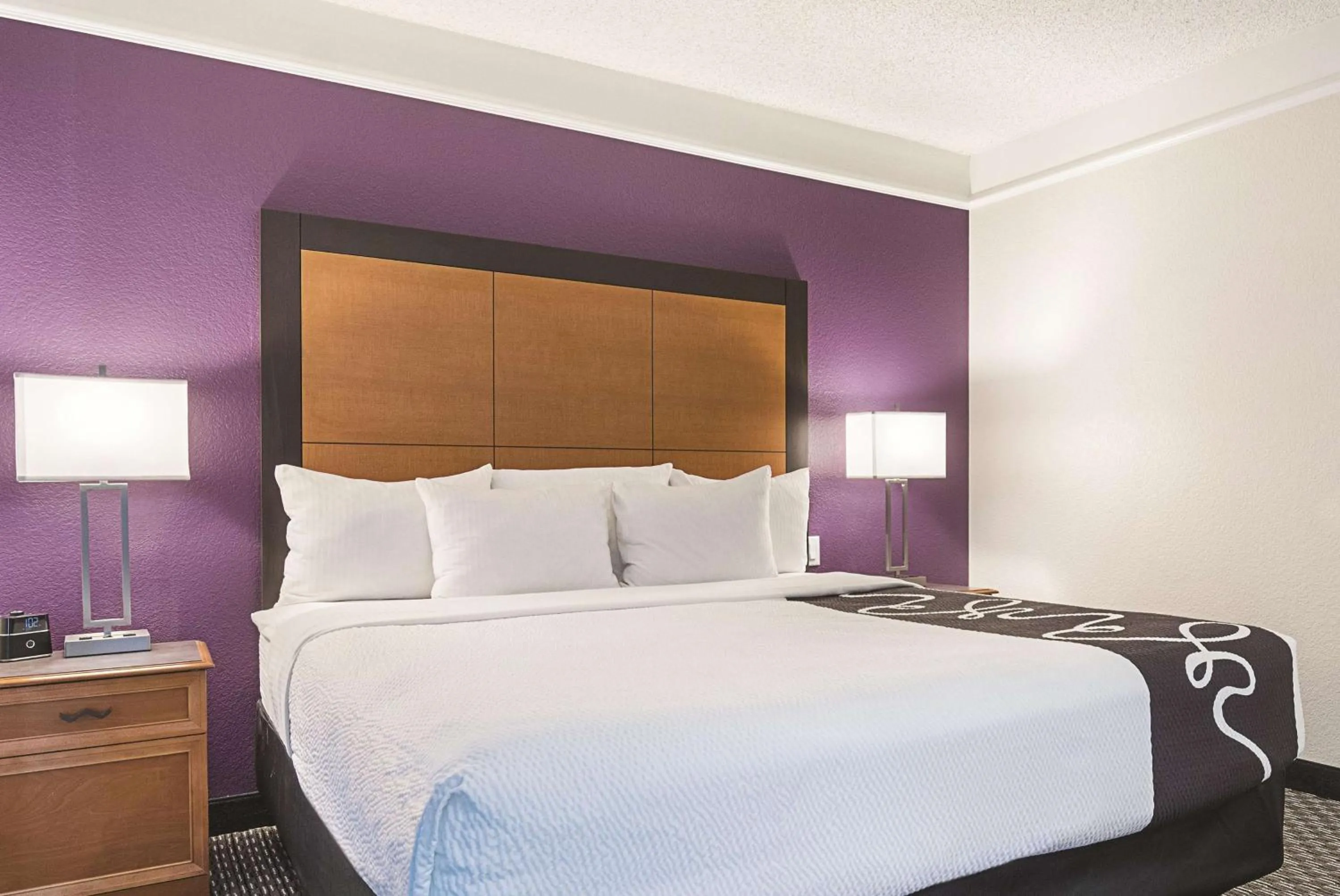 Photo of the whole room, Bed in La Quinta Inn & Suites by Wyndham Ontario Airport