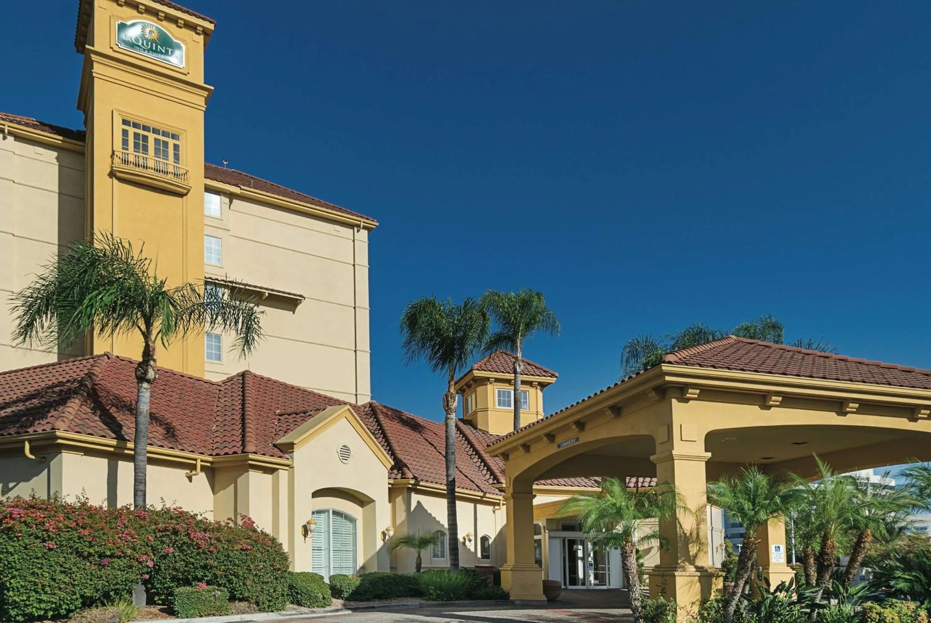 Property building in La Quinta Inn & Suites by Wyndham Ontario Airport