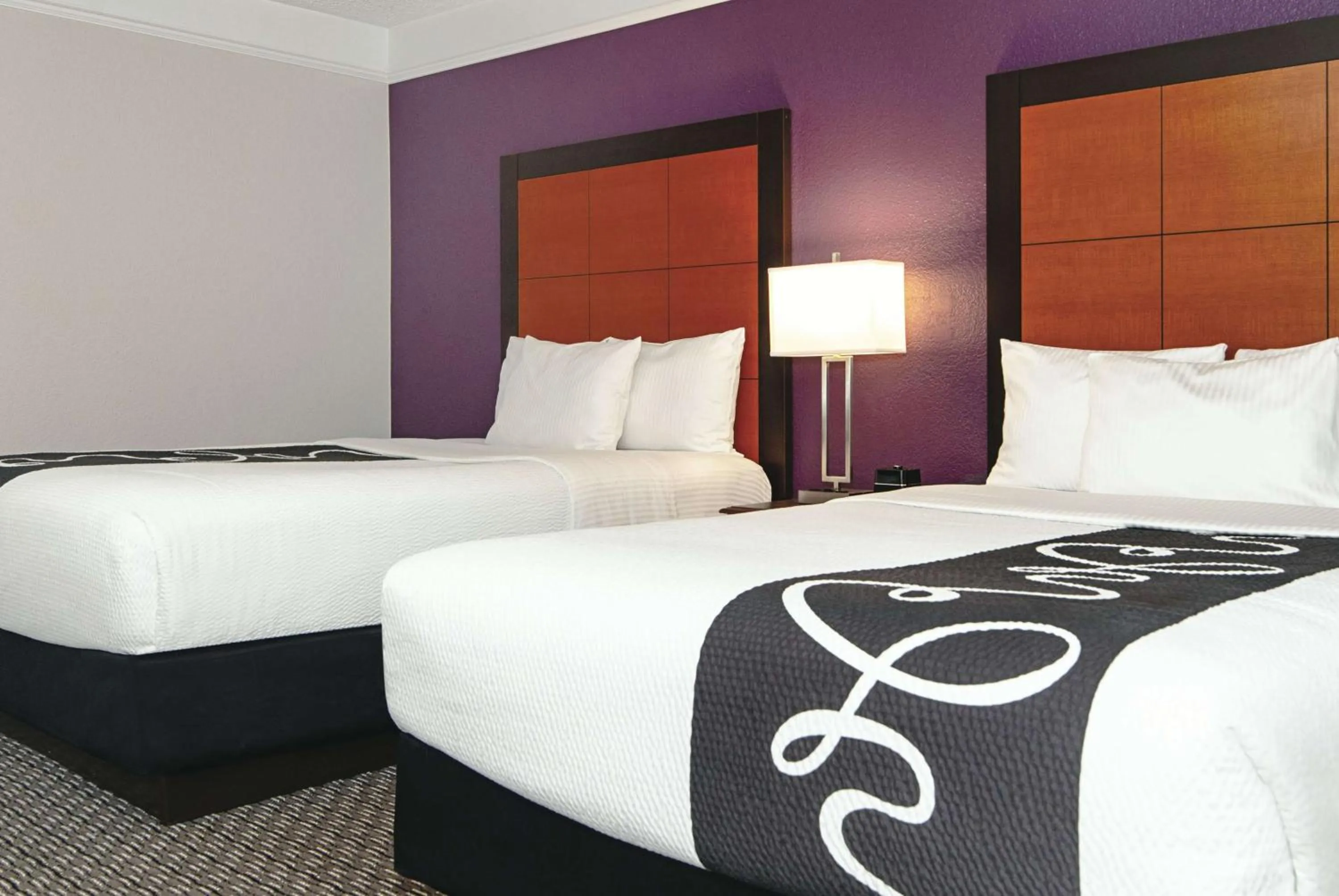 Photo of the whole room, Bed in La Quinta Inn & Suites by Wyndham Ontario Airport