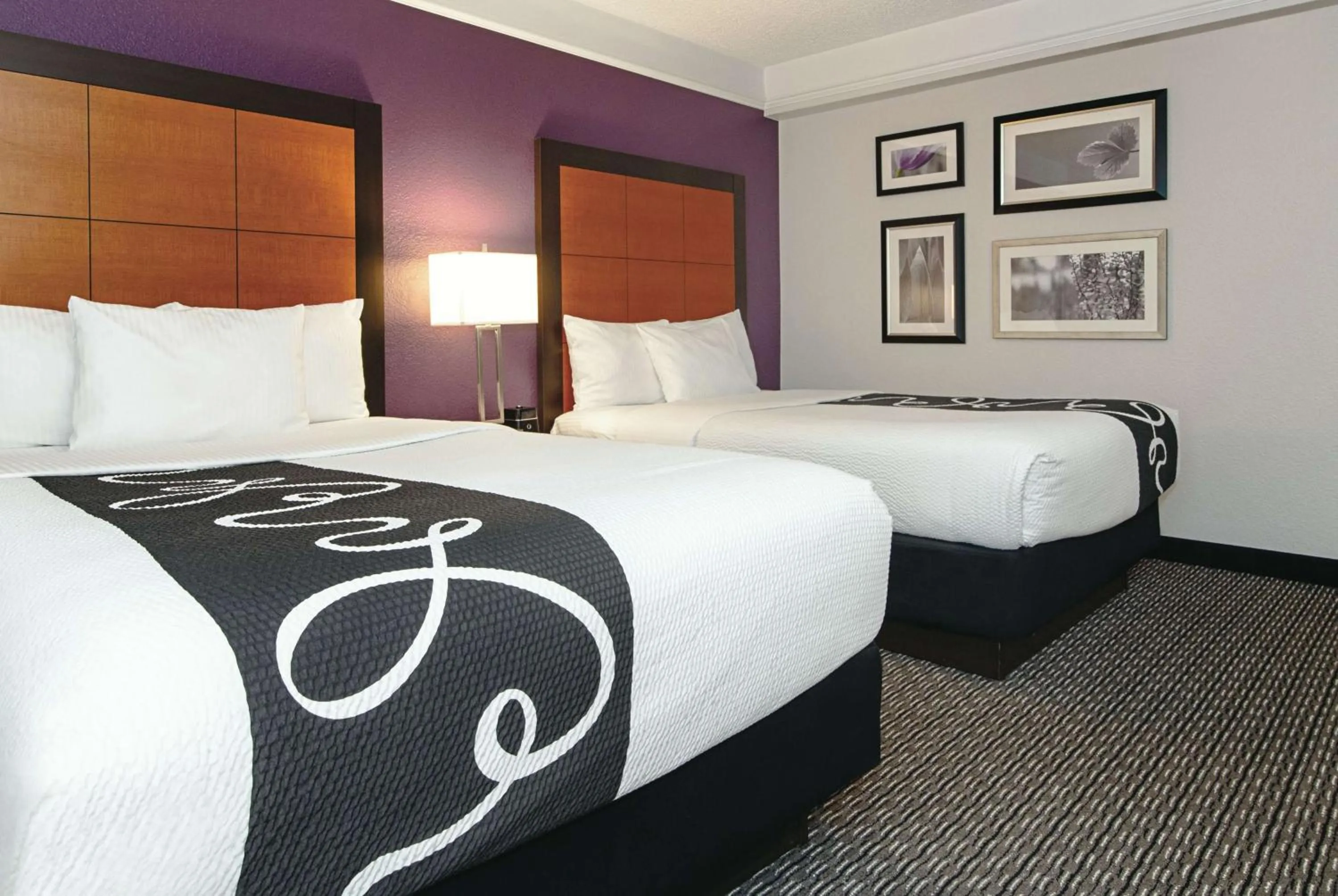 Photo of the whole room, Bed in La Quinta Inn & Suites by Wyndham Ontario Airport