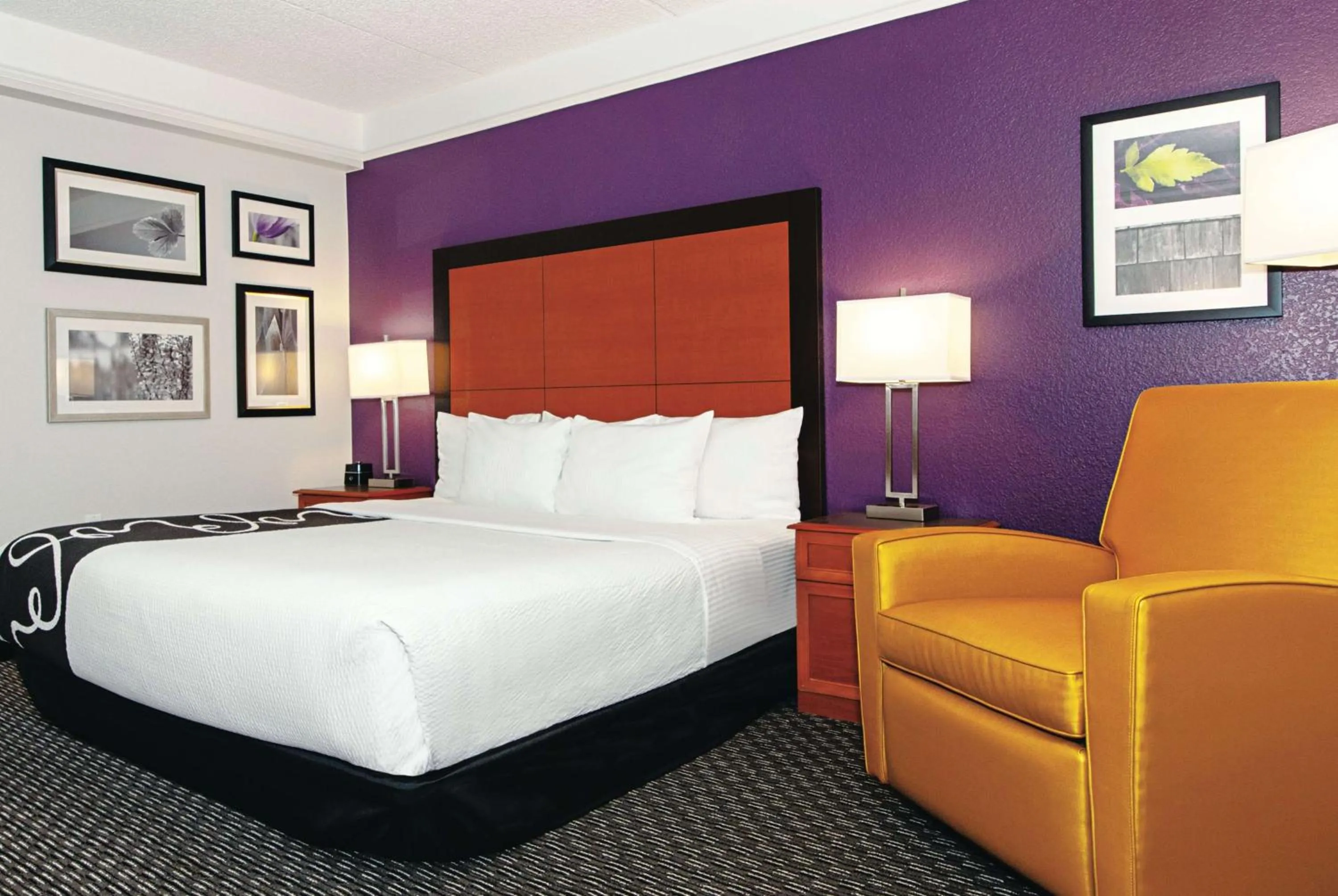 Photo of the whole room, Bed in La Quinta Inn & Suites by Wyndham Ontario Airport