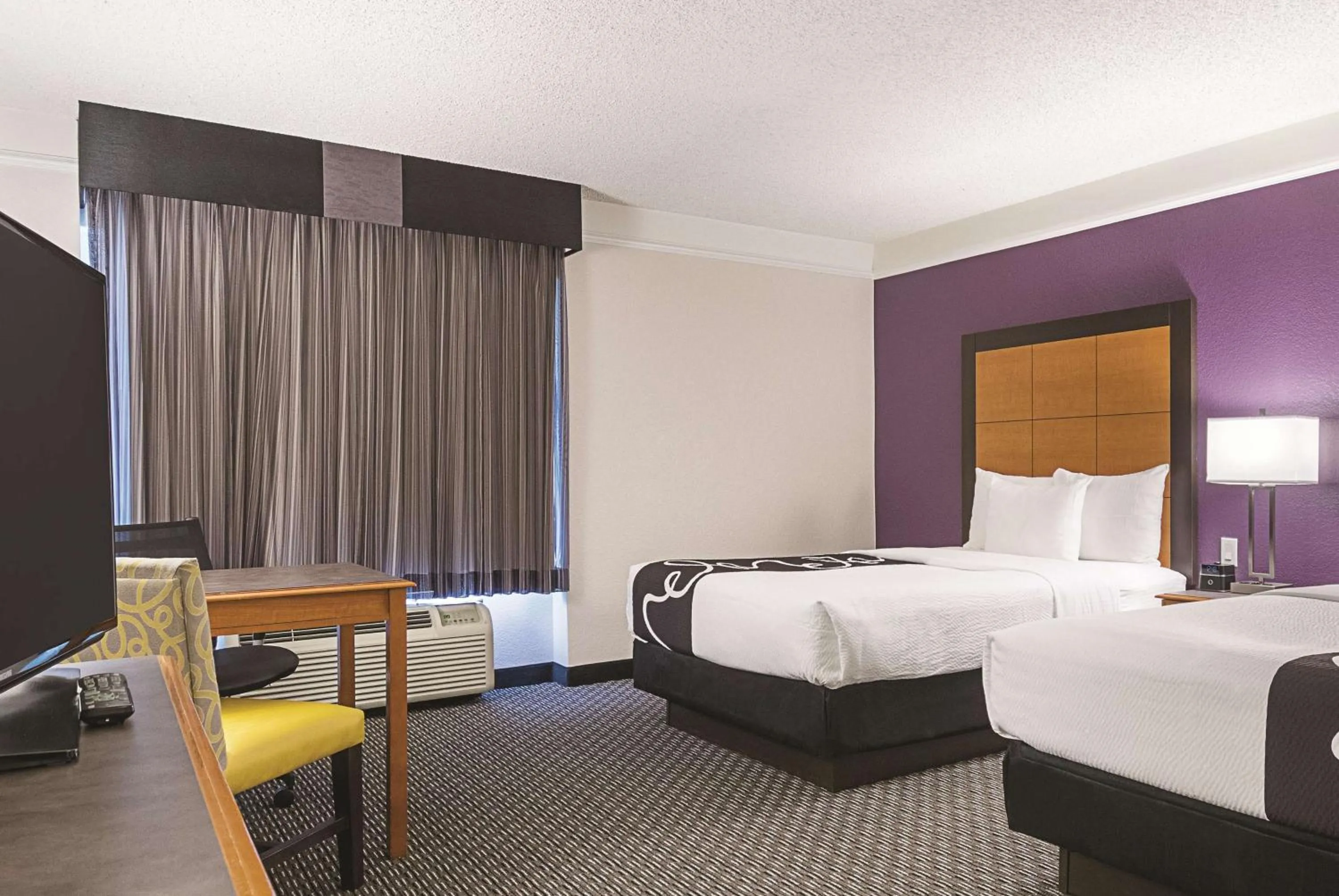 Photo of the whole room, Bed in La Quinta Inn & Suites by Wyndham Ontario Airport