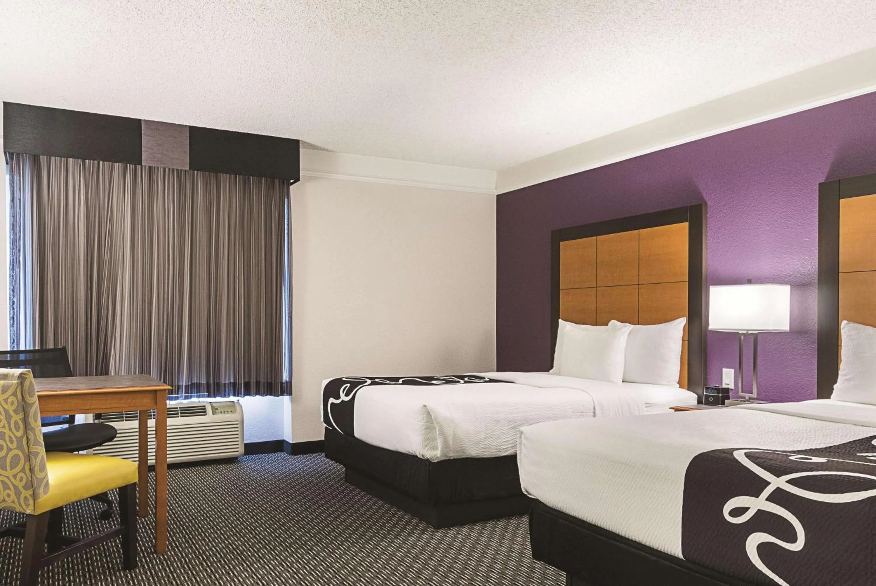 Photo of the whole room, Bed in La Quinta Inn & Suites by Wyndham Ontario Airport