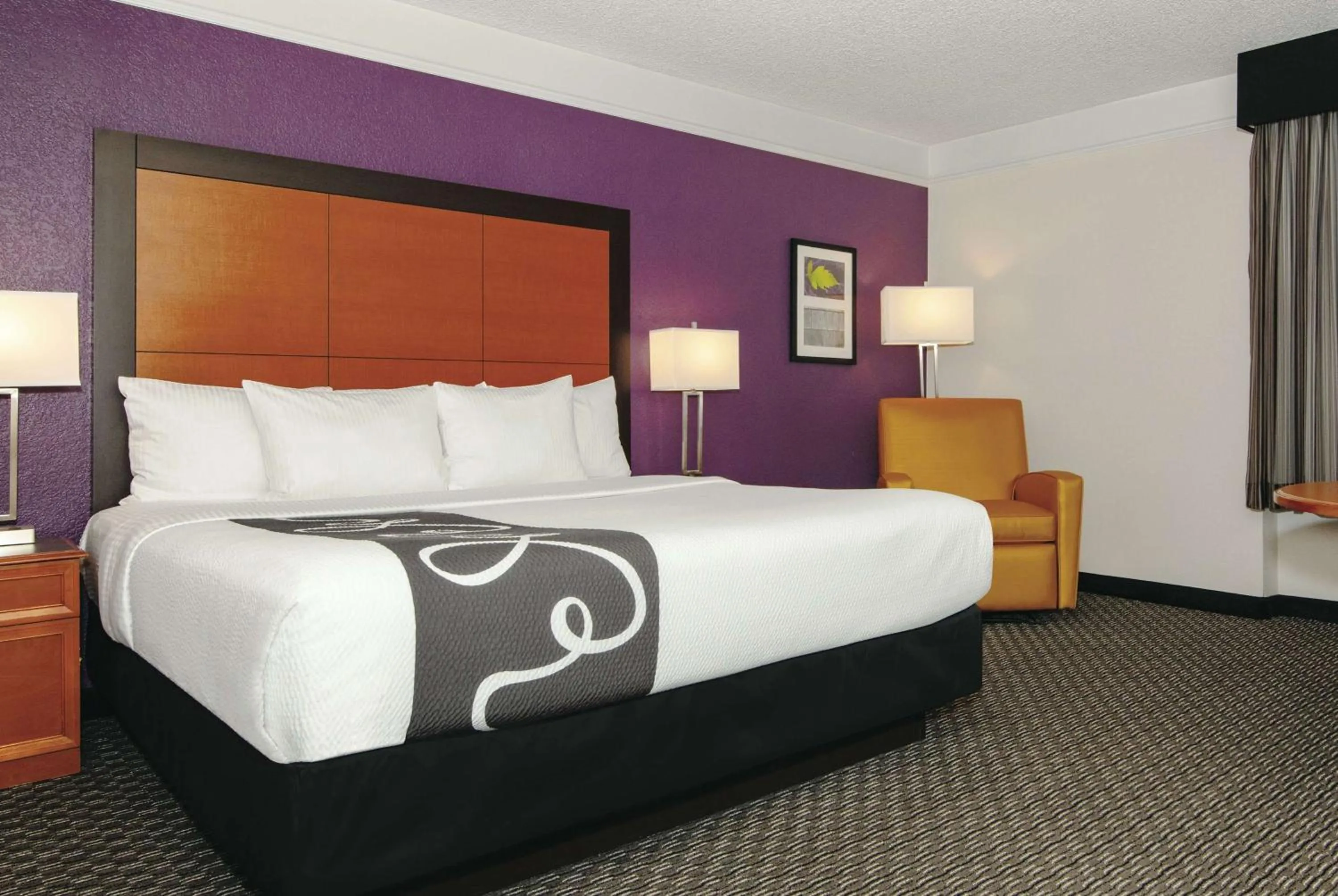 Photo of the whole room, Bed in La Quinta Inn & Suites by Wyndham Ontario Airport