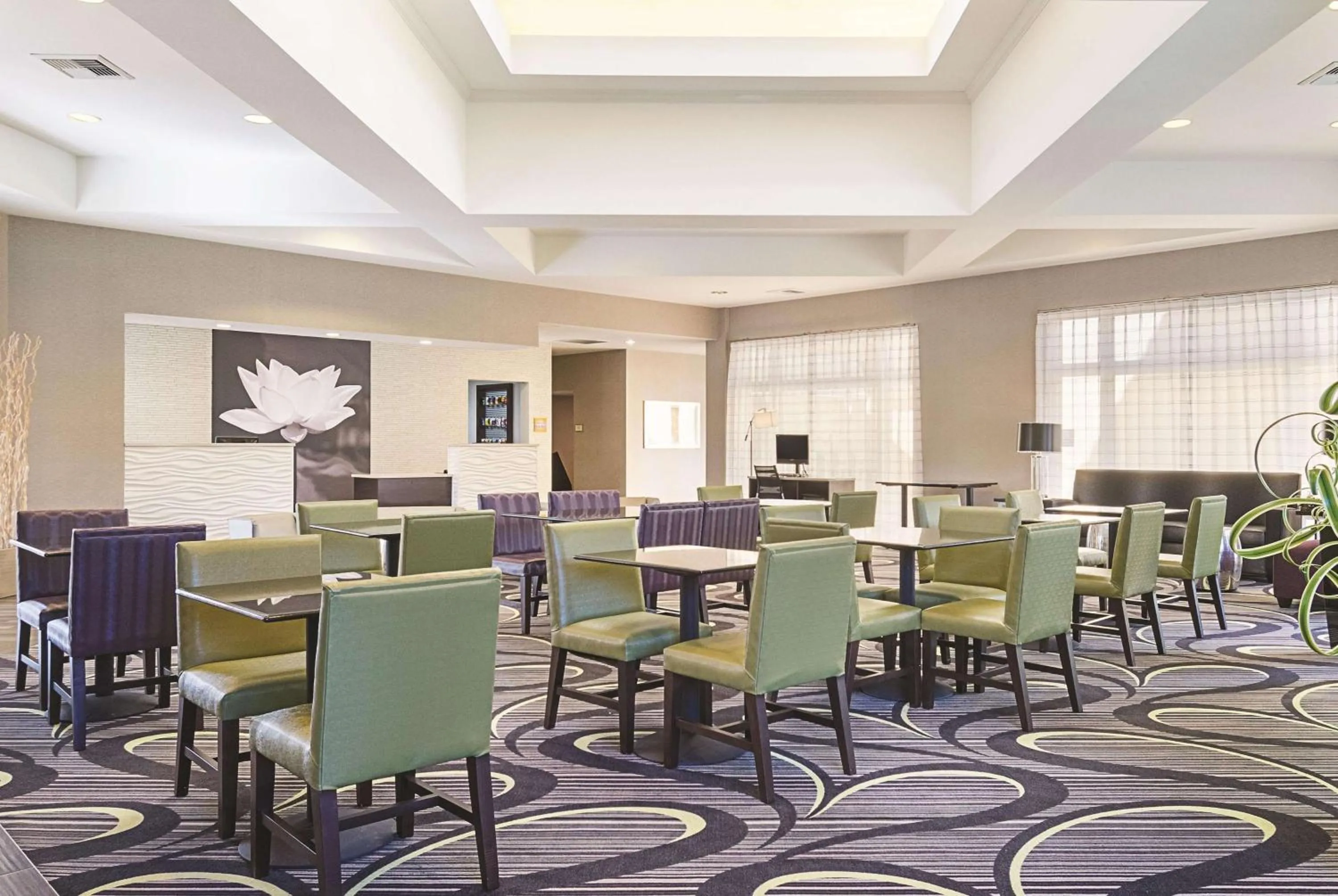 Lobby or reception in La Quinta Inn & Suites by Wyndham Ontario Airport