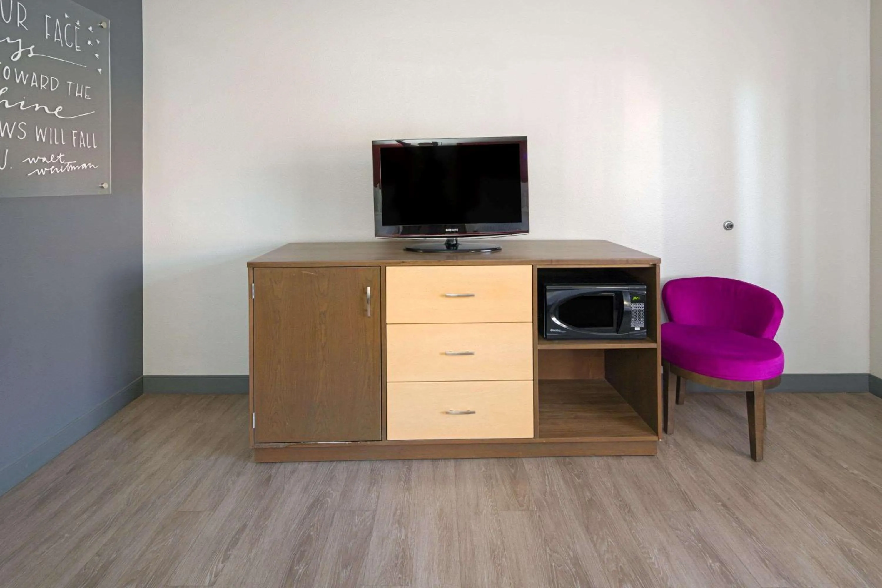 Photo of the whole room in La Quinta by Wyndham Orange County Airport