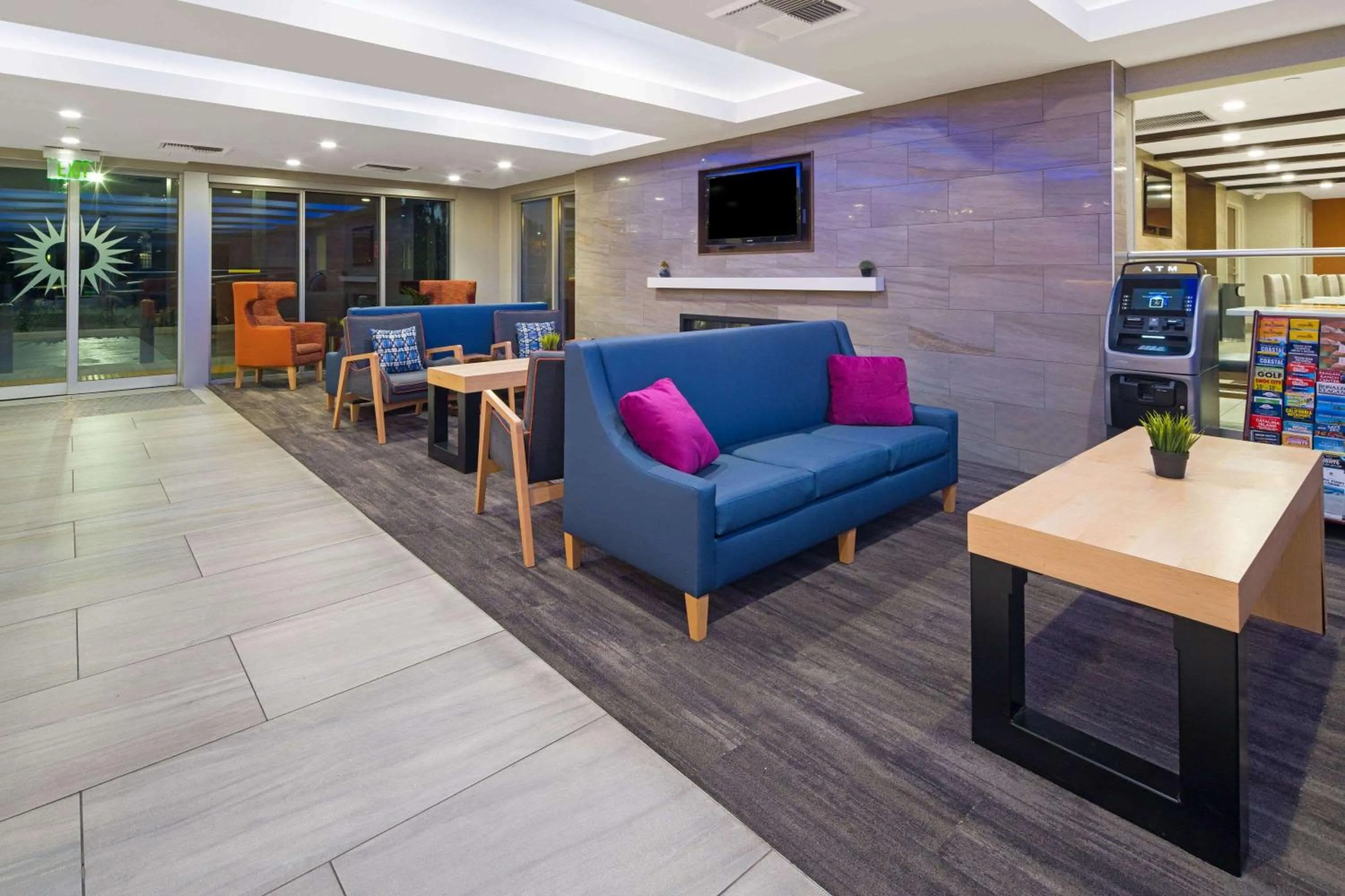 Lobby or reception in La Quinta by Wyndham Orange County Airport
