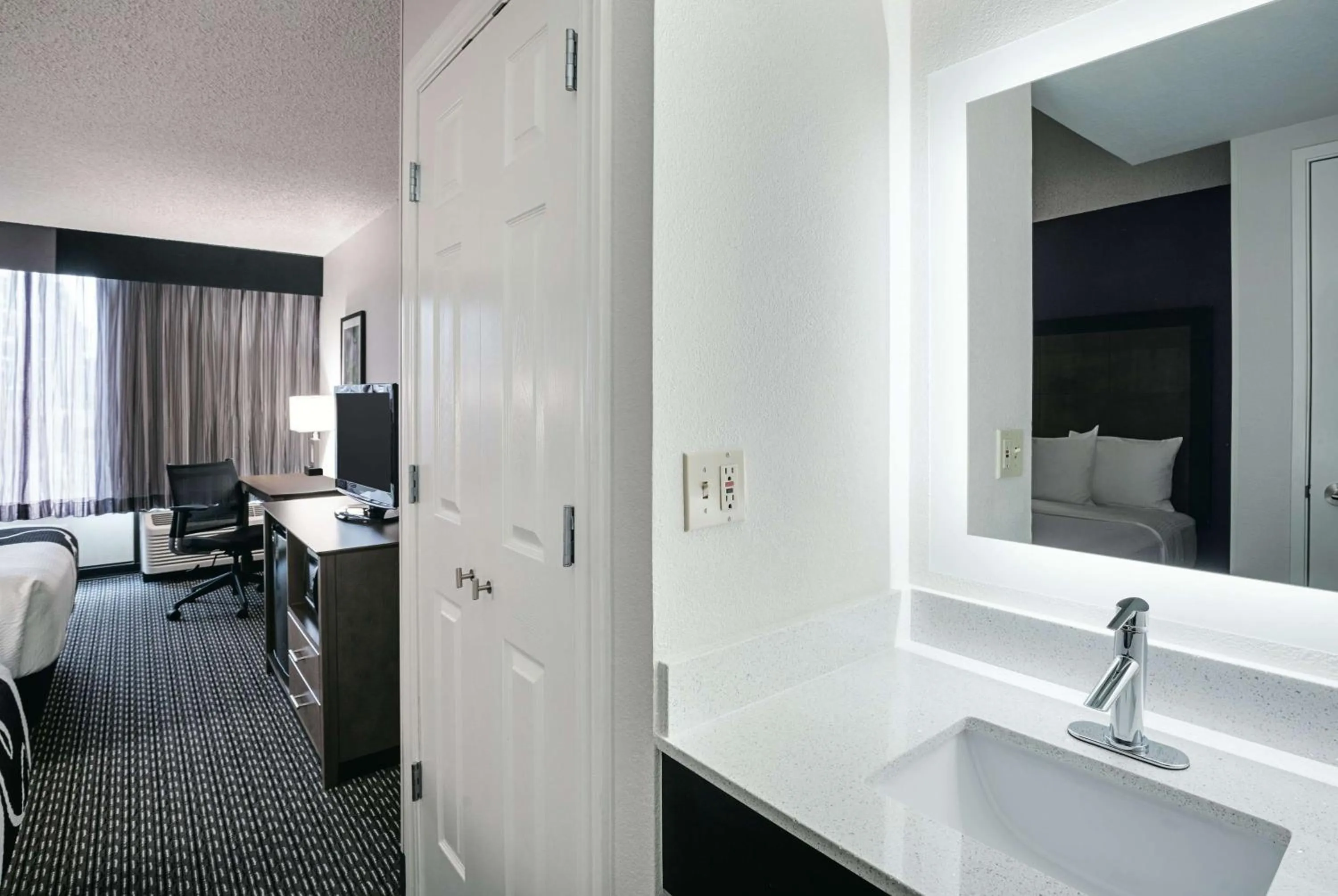 Bathroom, Bed in La Quinta by Wyndham Rancho Cordova Sacramento