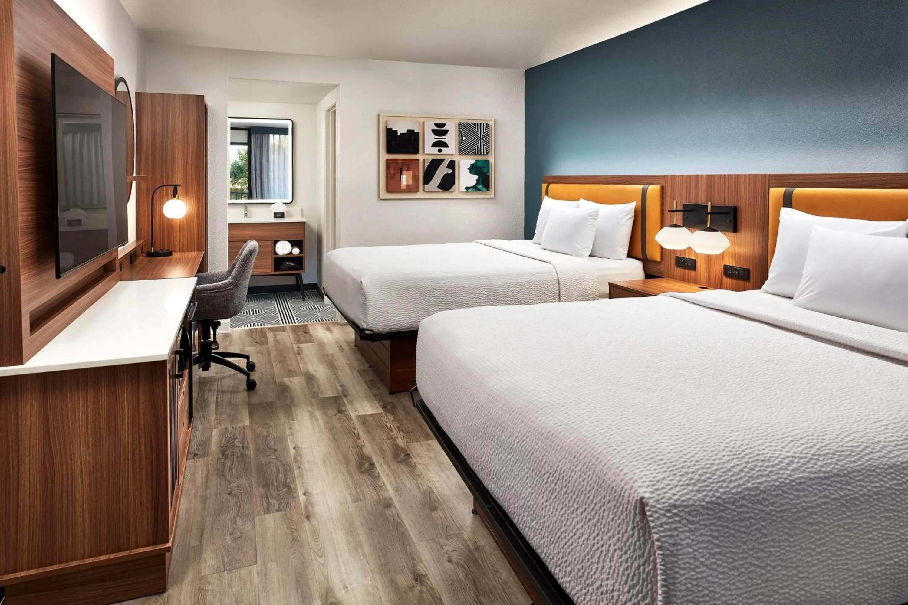 Photo of the whole room, Bed in La Quinta by Wyndham Thousand Oaks-Newbury Park