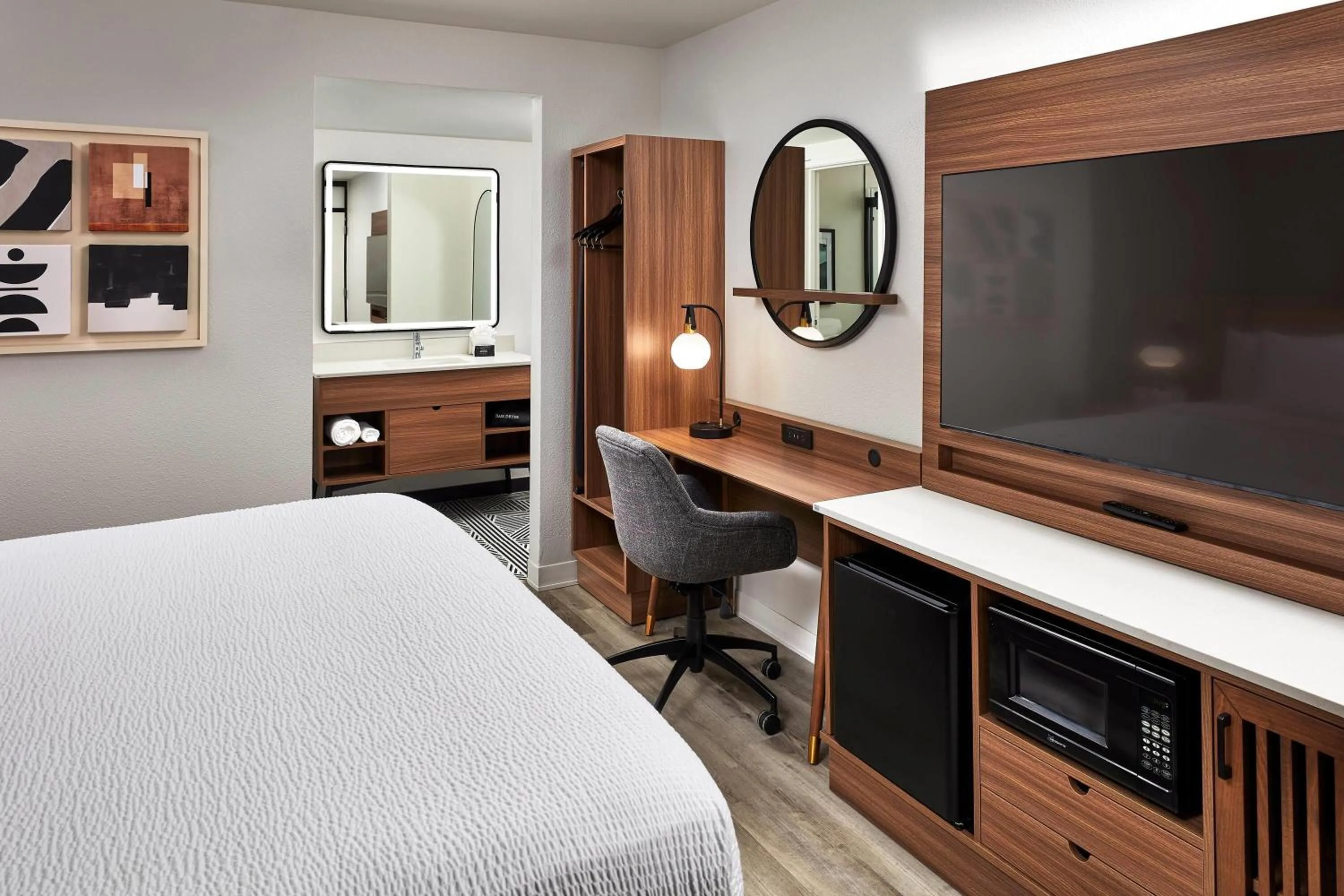 Photo of the whole room, Bed in La Quinta by Wyndham Thousand Oaks-Newbury Park