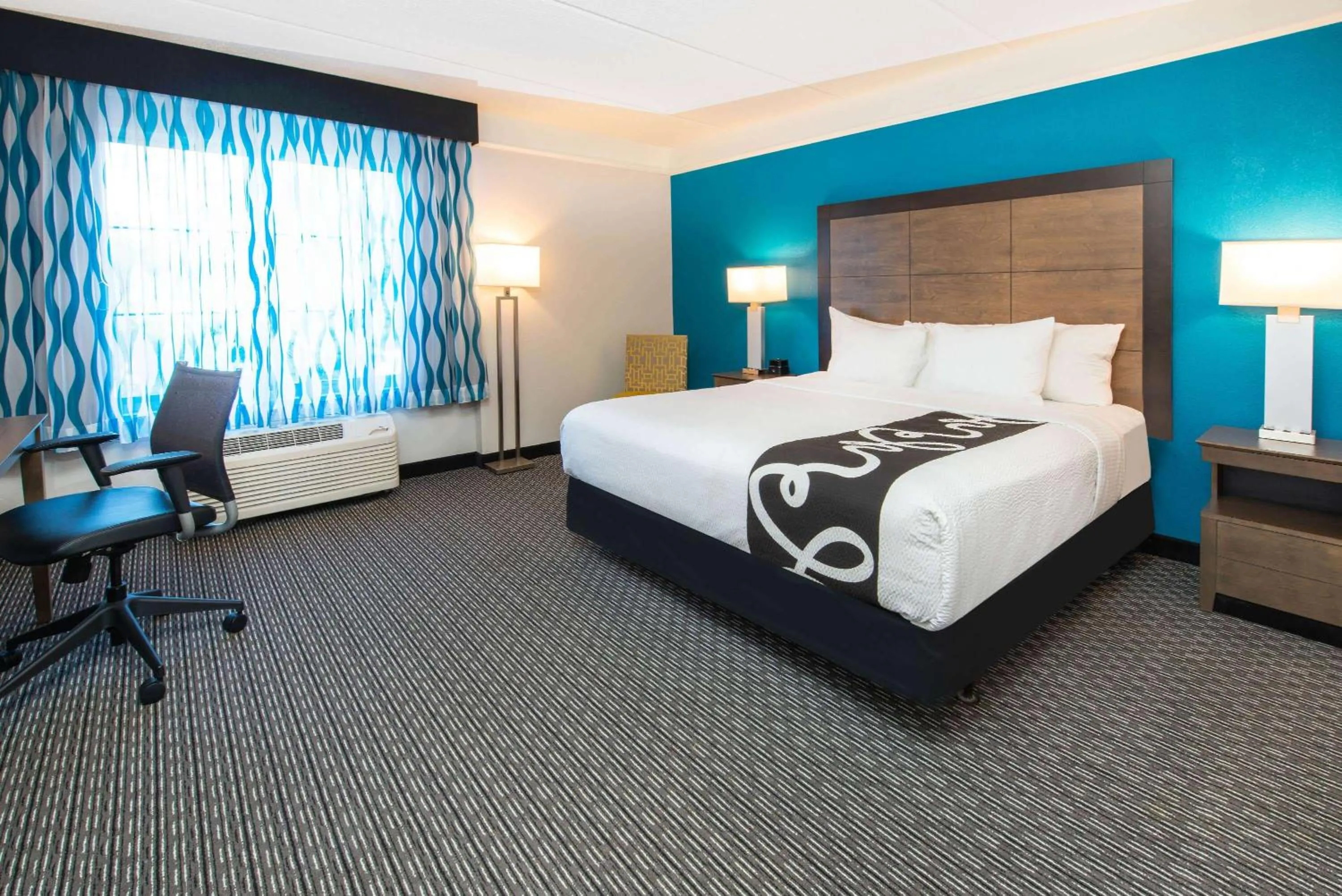 Photo of the whole room, Bed in La Quinta by Wyndham Tampa Brandon Regency Park