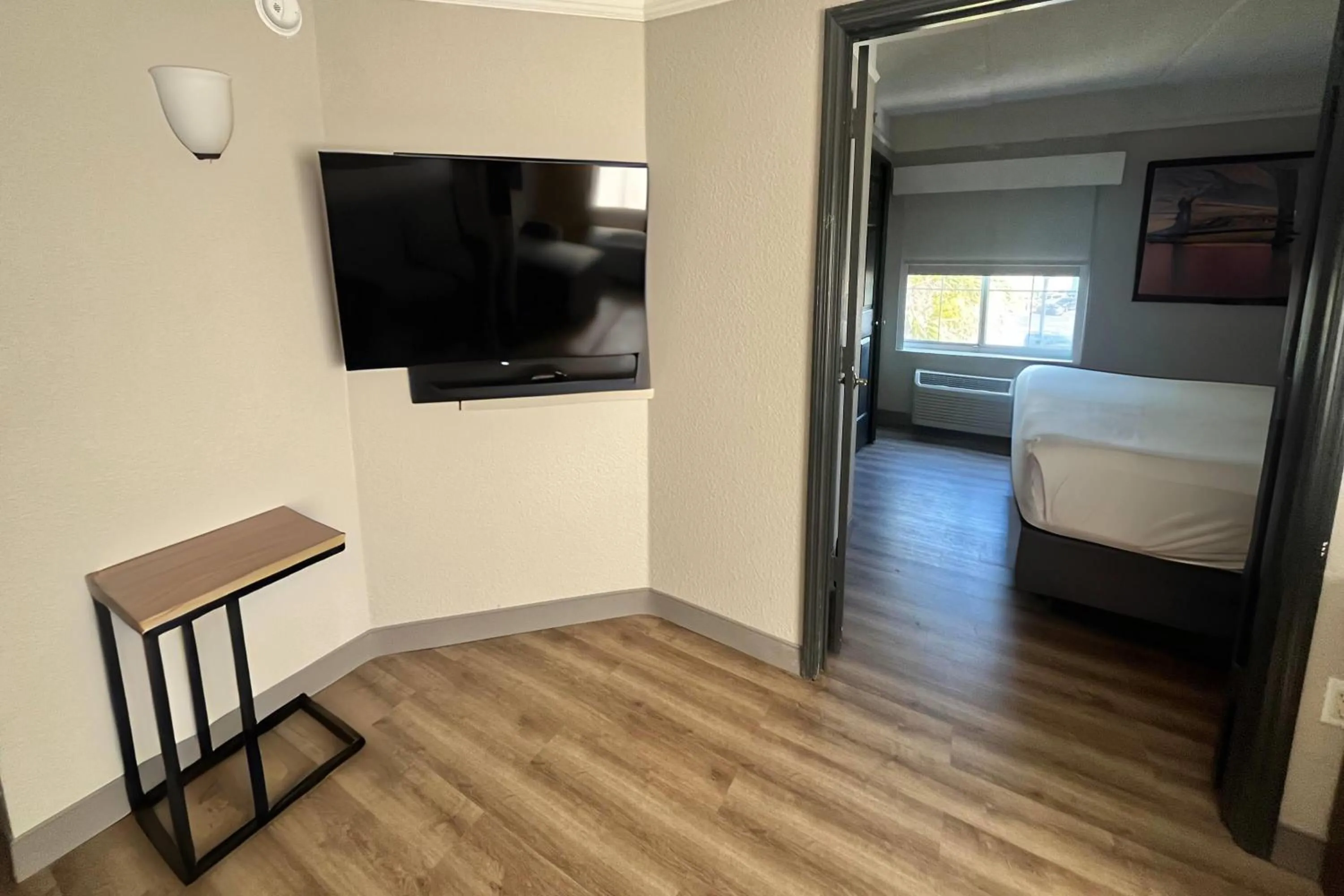 Photo of the whole room, Bed in La Quinta by Wyndham Jacksonville Butler Blvd