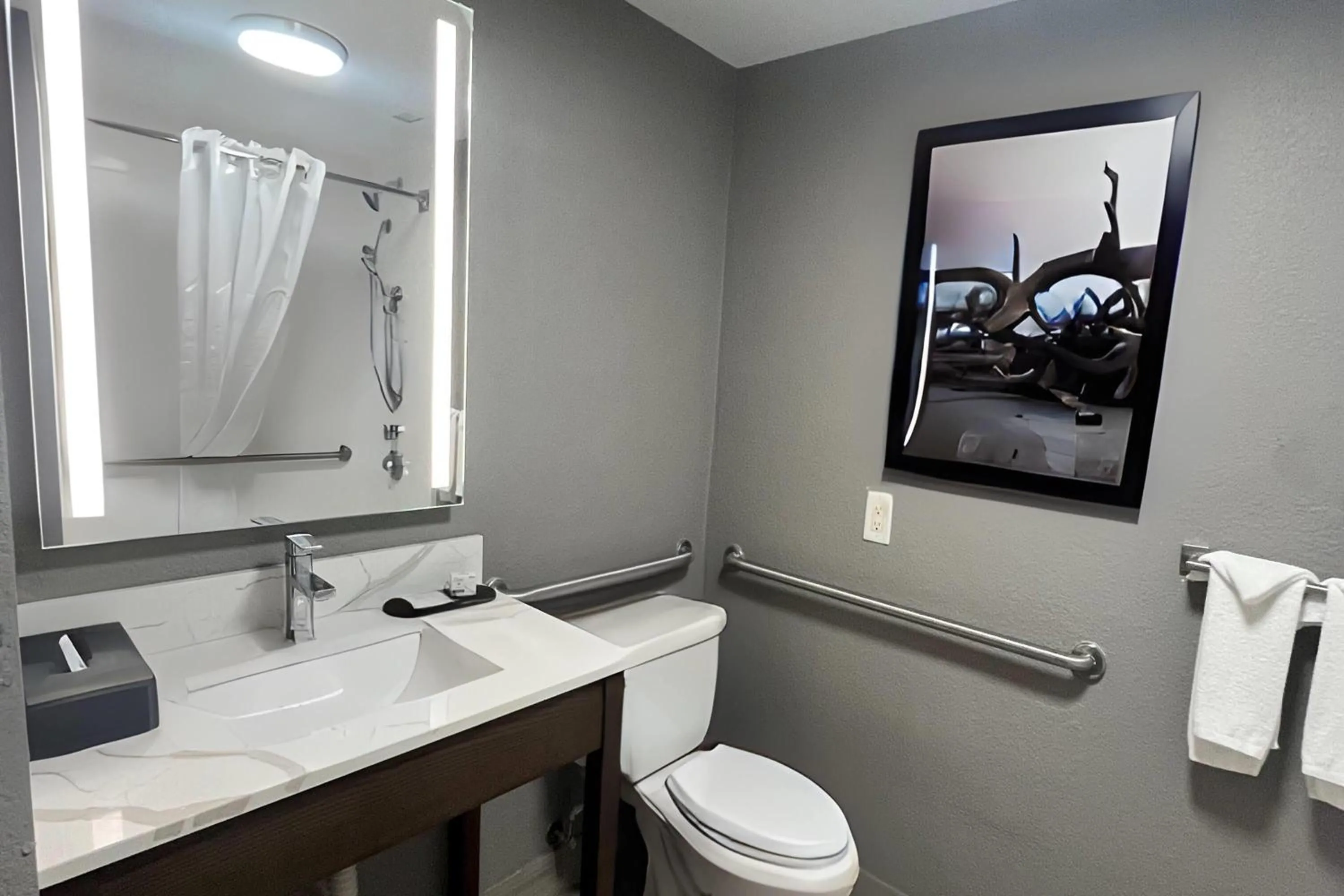 Bathroom in La Quinta by Wyndham Jacksonville Butler Blvd