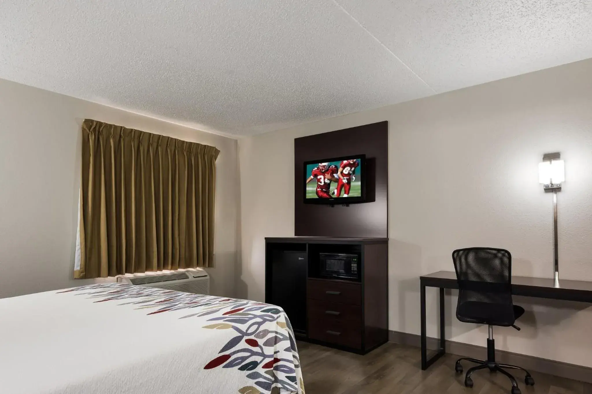 Superior King Room Smoking in Red Roof Inn Hartford- New Britain Superior King Room Smoking in Red Roof Inn Hartford- New Britain