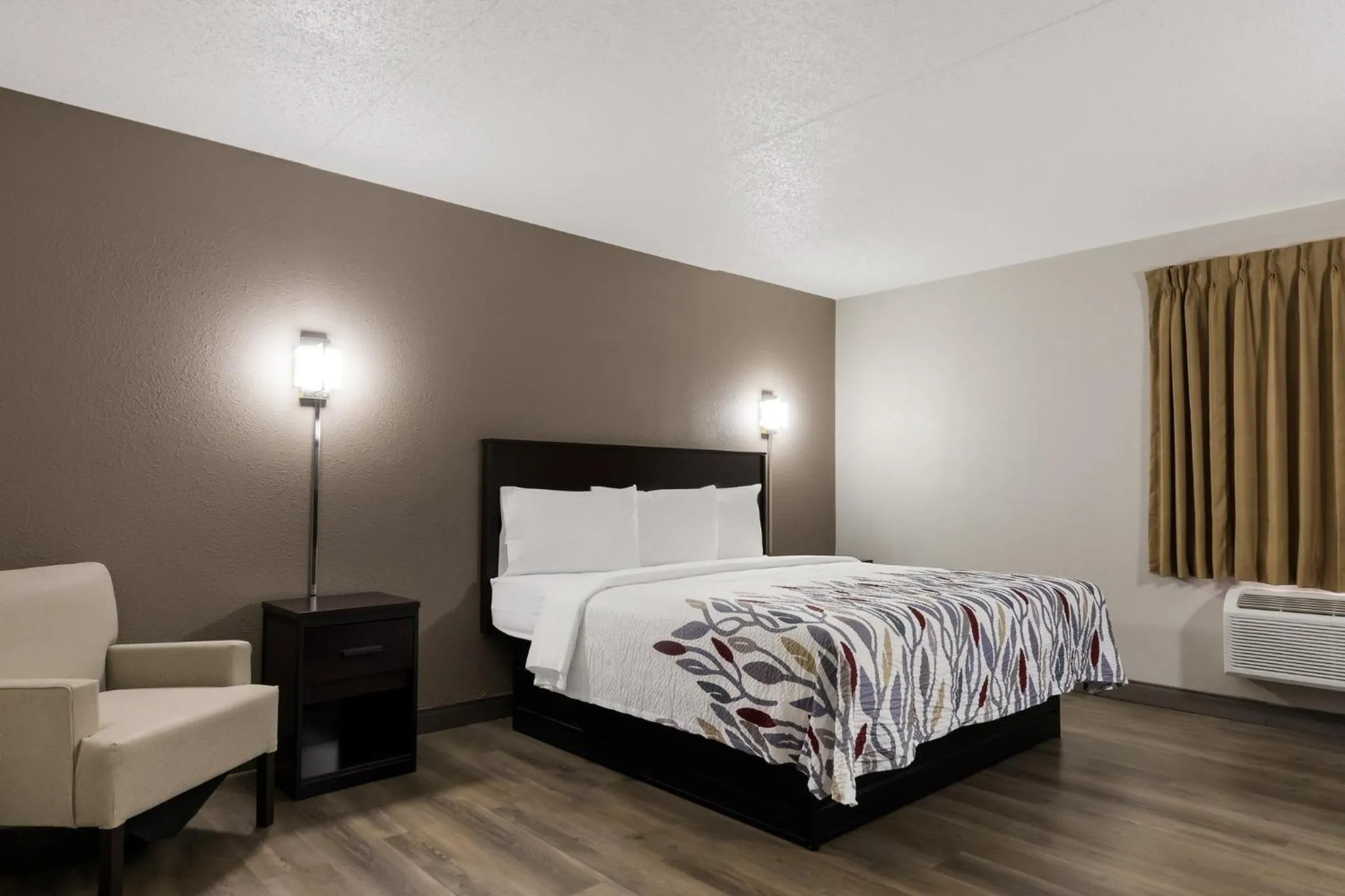 Photo of the whole room, Bed in Red Roof Inn Hartford- New Britain