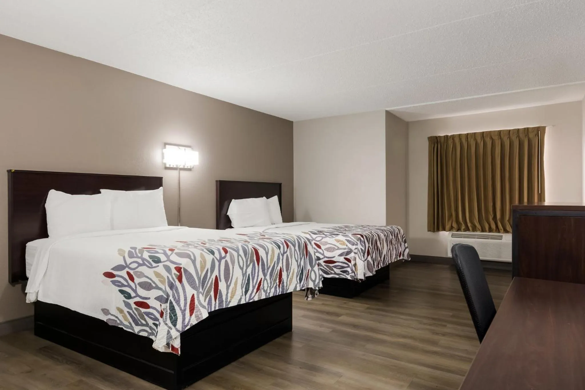 Photo of the whole room, Bed in Red Roof Inn Hartford- New Britain