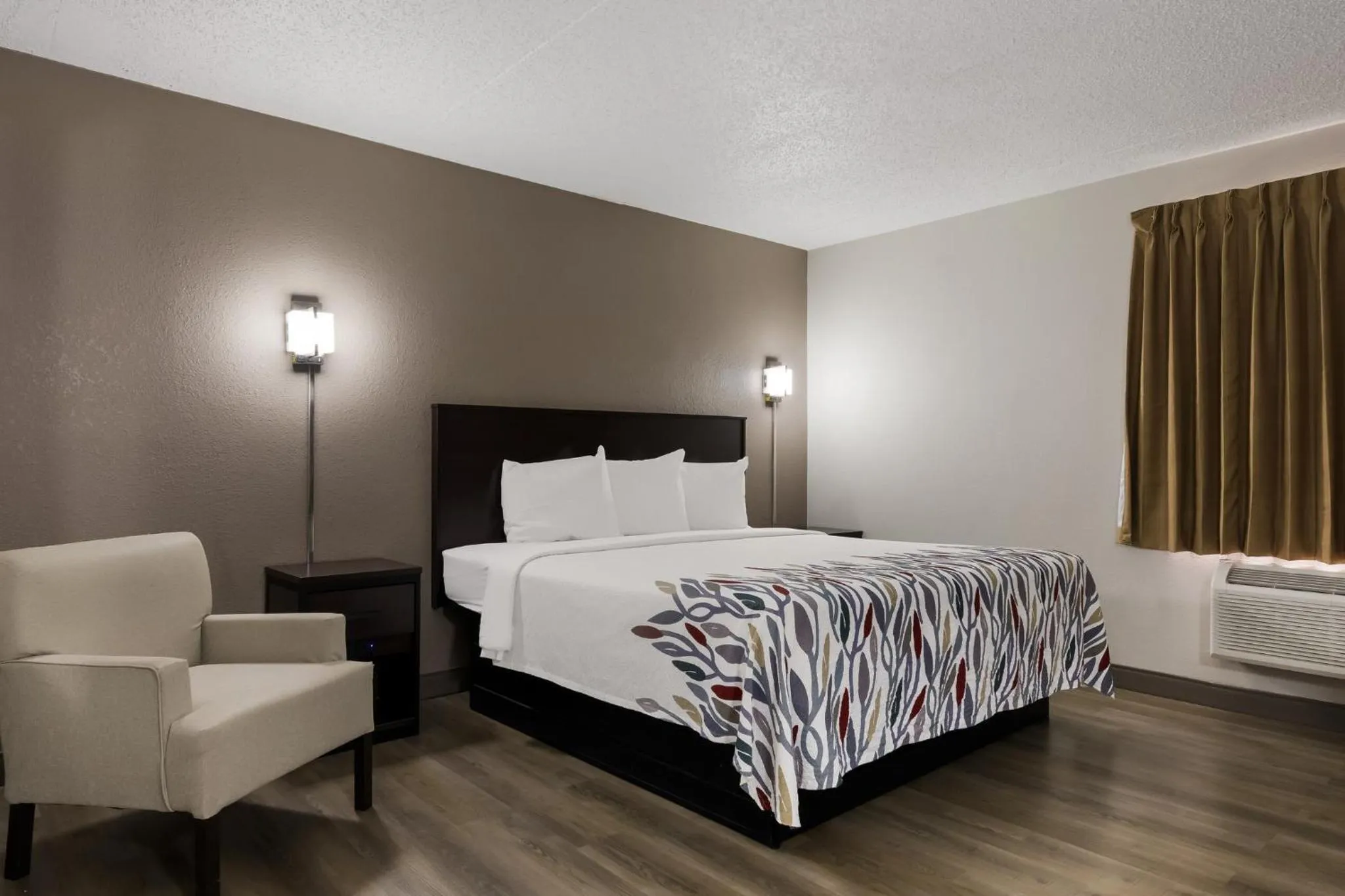 Photo of the whole room, Bed in Red Roof Inn Hartford- New Britain