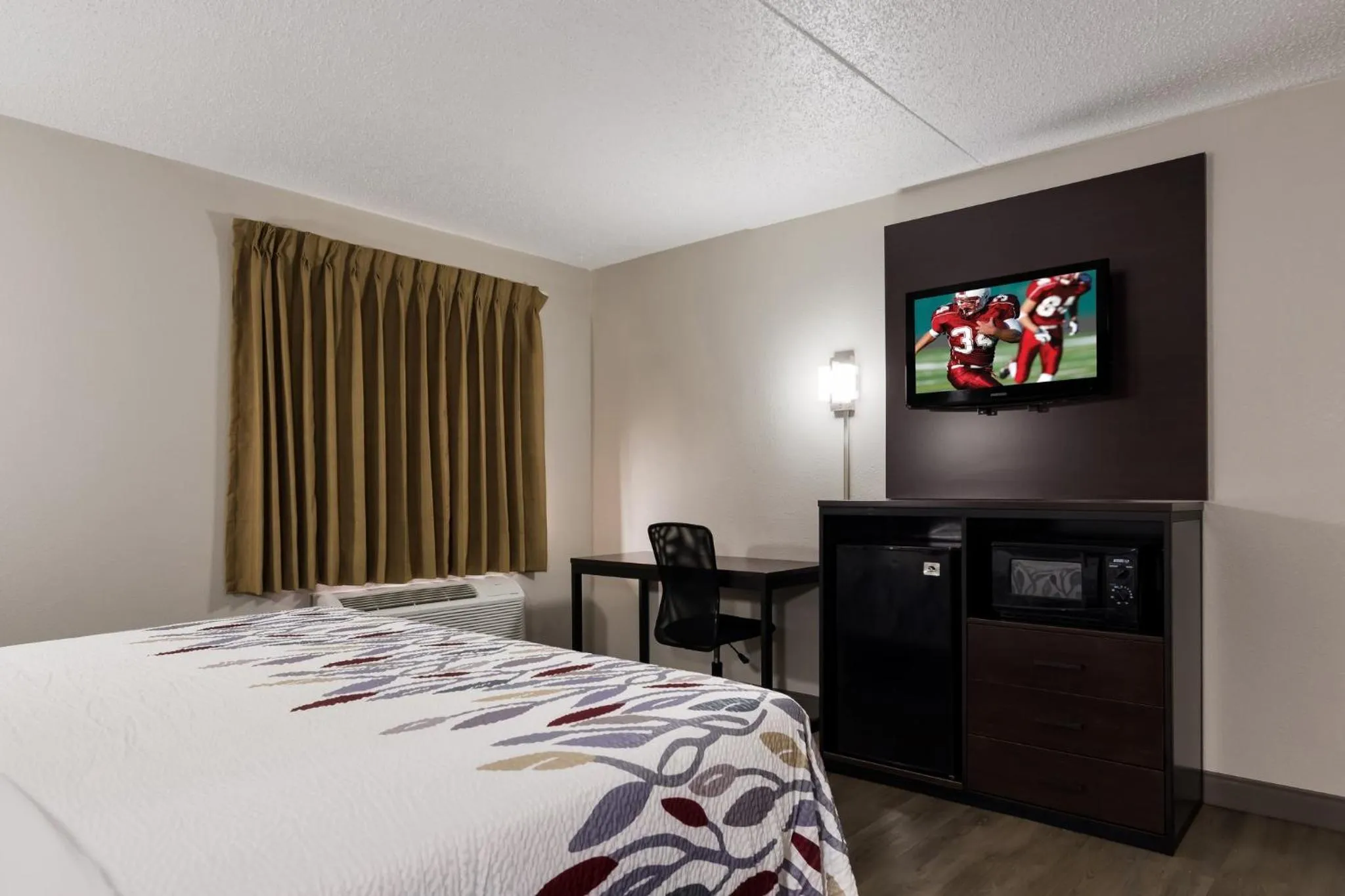 Photo of the whole room, Bed in Red Roof Inn Hartford- New Britain