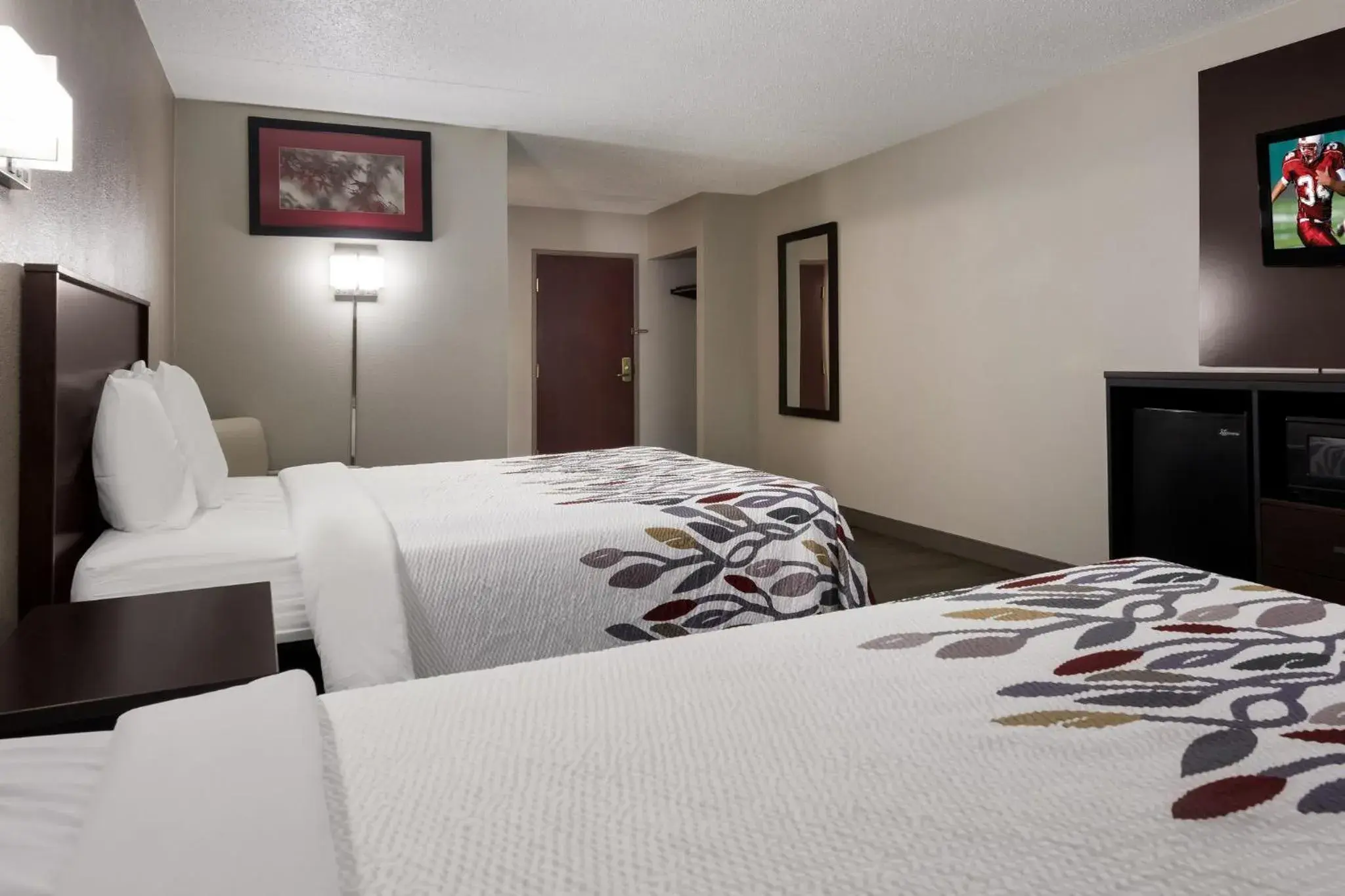 Deluxe Room with Two Double Beds Smoking in Red Roof Inn Hartford- New Britain Deluxe Room with Two Double Beds Smoking in Red Roof Inn Hartford- New Britain