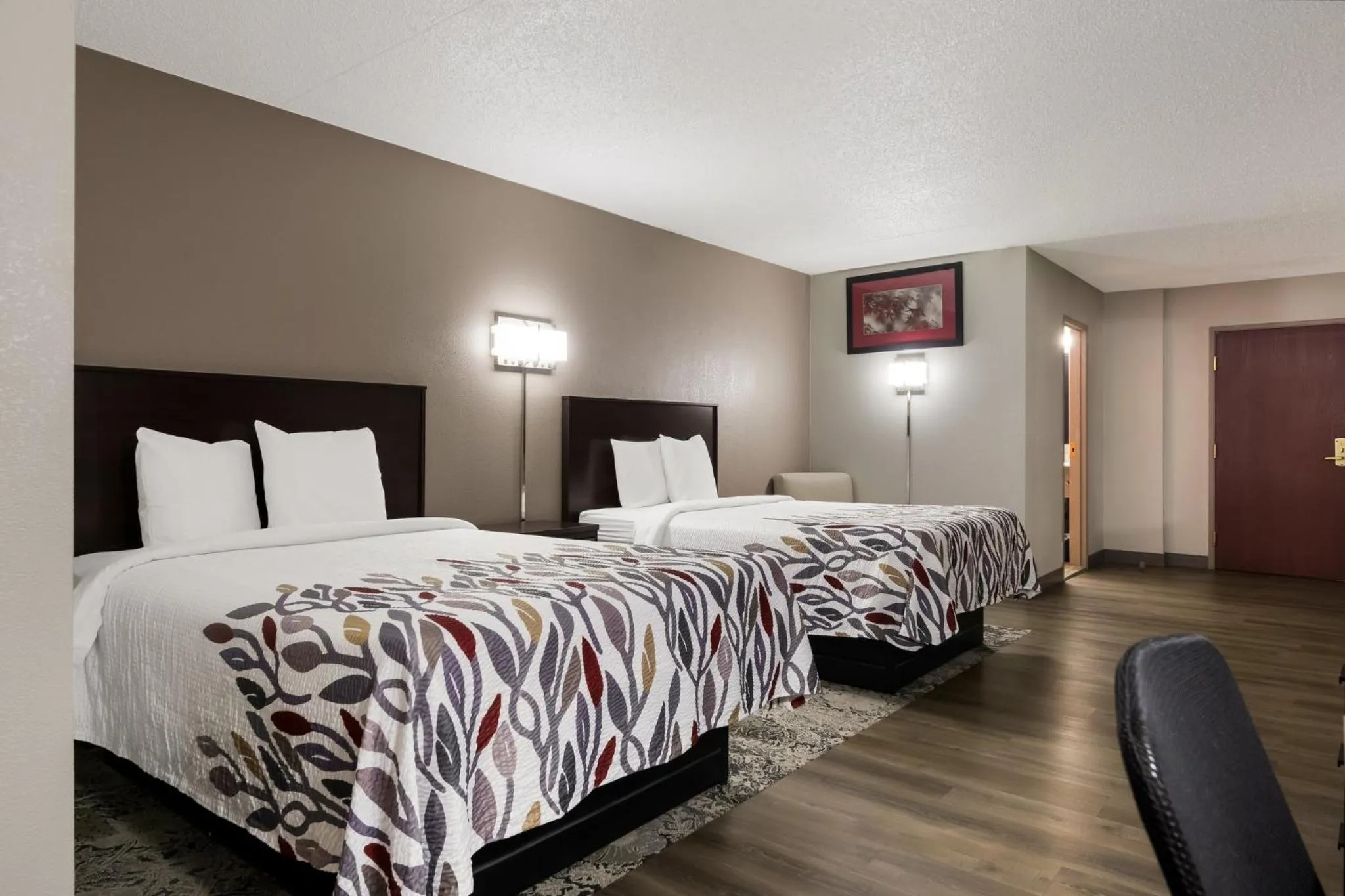 Photo of the whole room, Bed in Red Roof Inn Hartford- New Britain