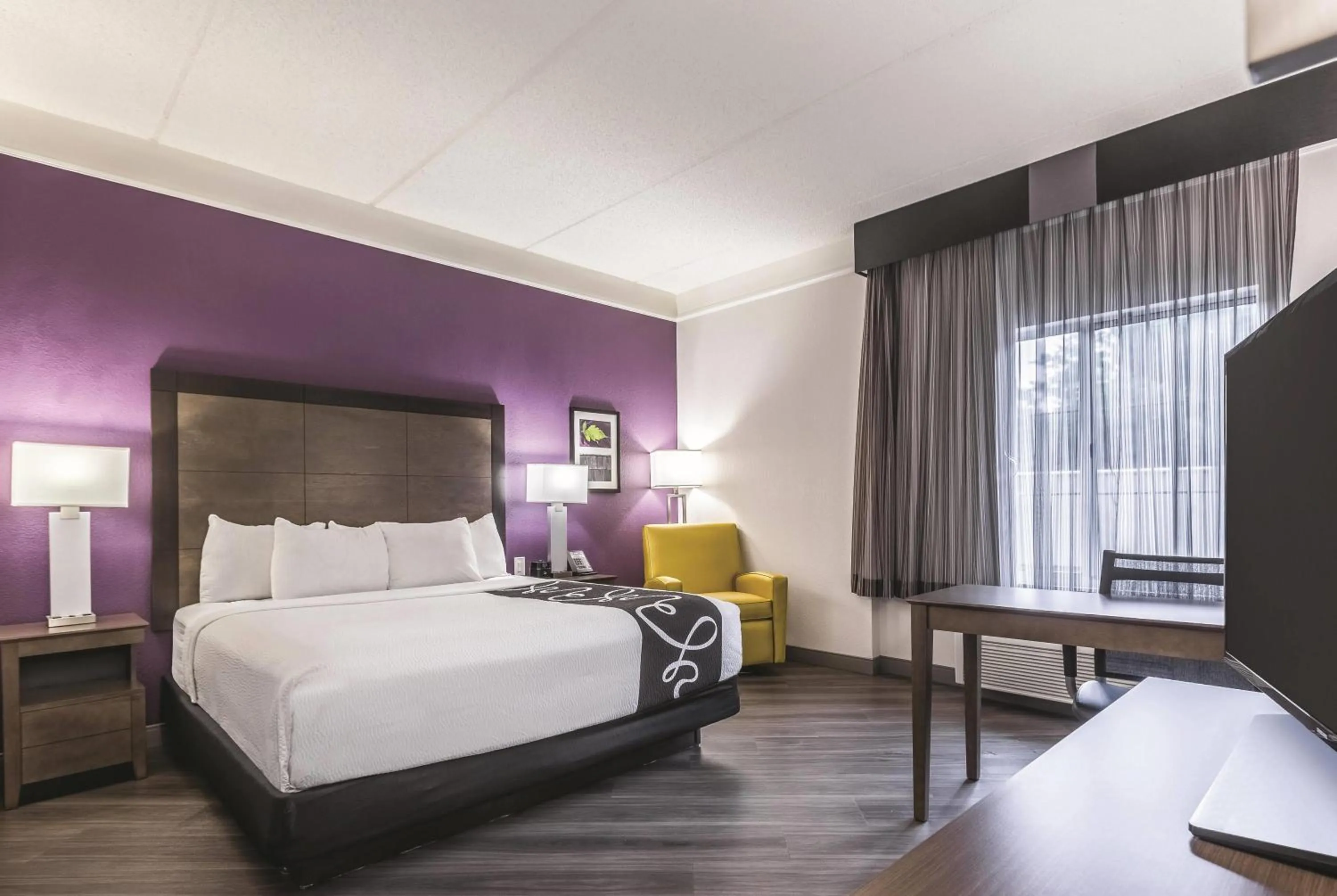 Photo of the whole room, Bed in La Quinta by Wyndham Atlanta Alpharetta