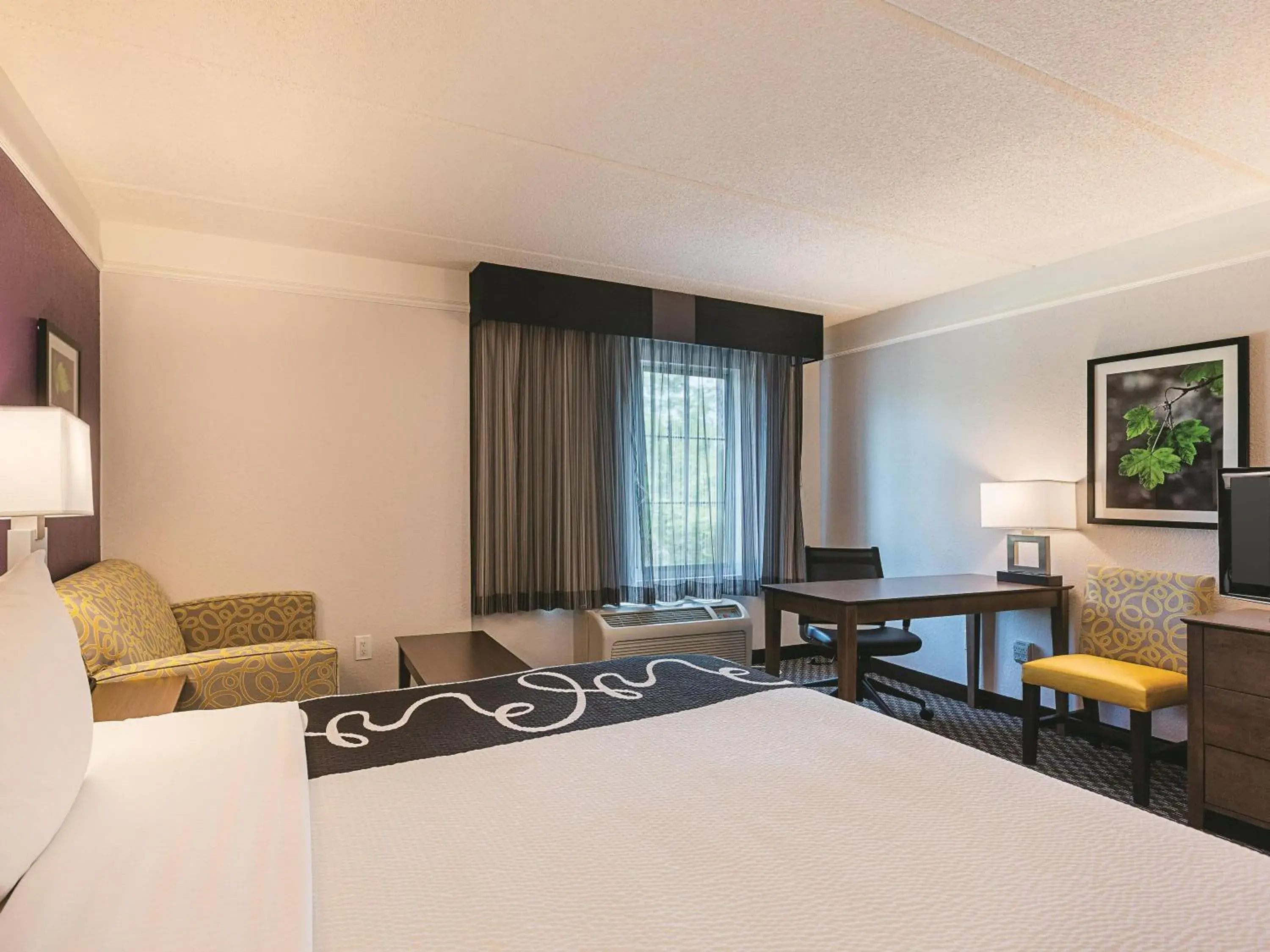 King Room with Bath Tub - Mobility Accessible/Non-Smoking in La Quinta by Wyndham Atlanta Alpharetta King Room with Bath Tub - Mobility Accessible/Non-Smoking in La Quinta by Wyndham Atlanta Alpharetta